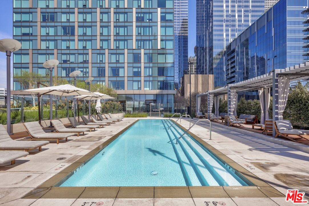 Los Angeles, California, 90017, United States, 1 Bedroom Bedrooms, ,2 BathroomsBathrooms,Residential,For Sale,1987856