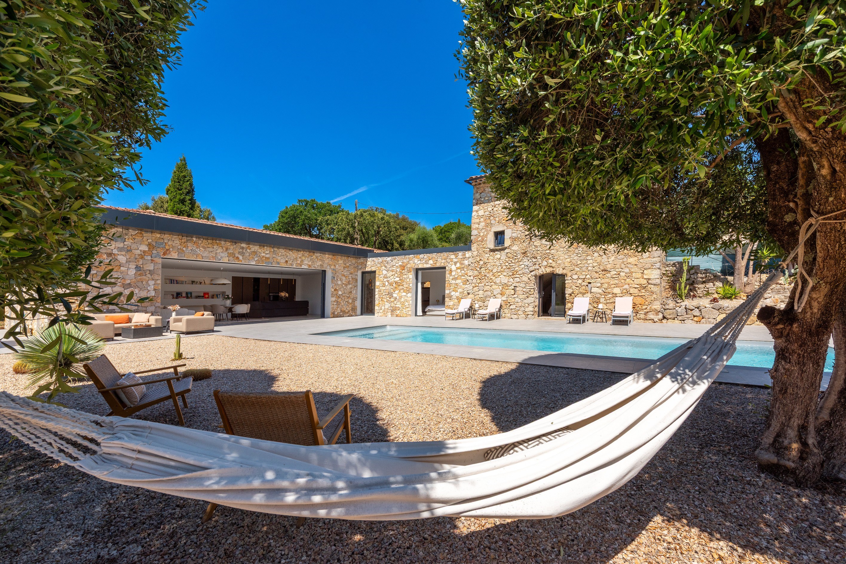  French Riviera estate combining modern architecture and historic stone charm - 物件實景