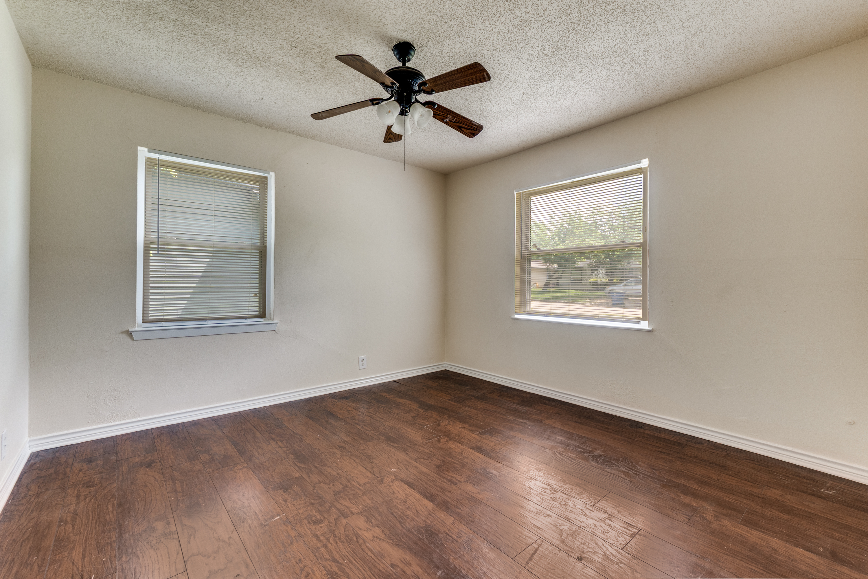  Amazing Starter Home or Investor Opportunity - 物件實景