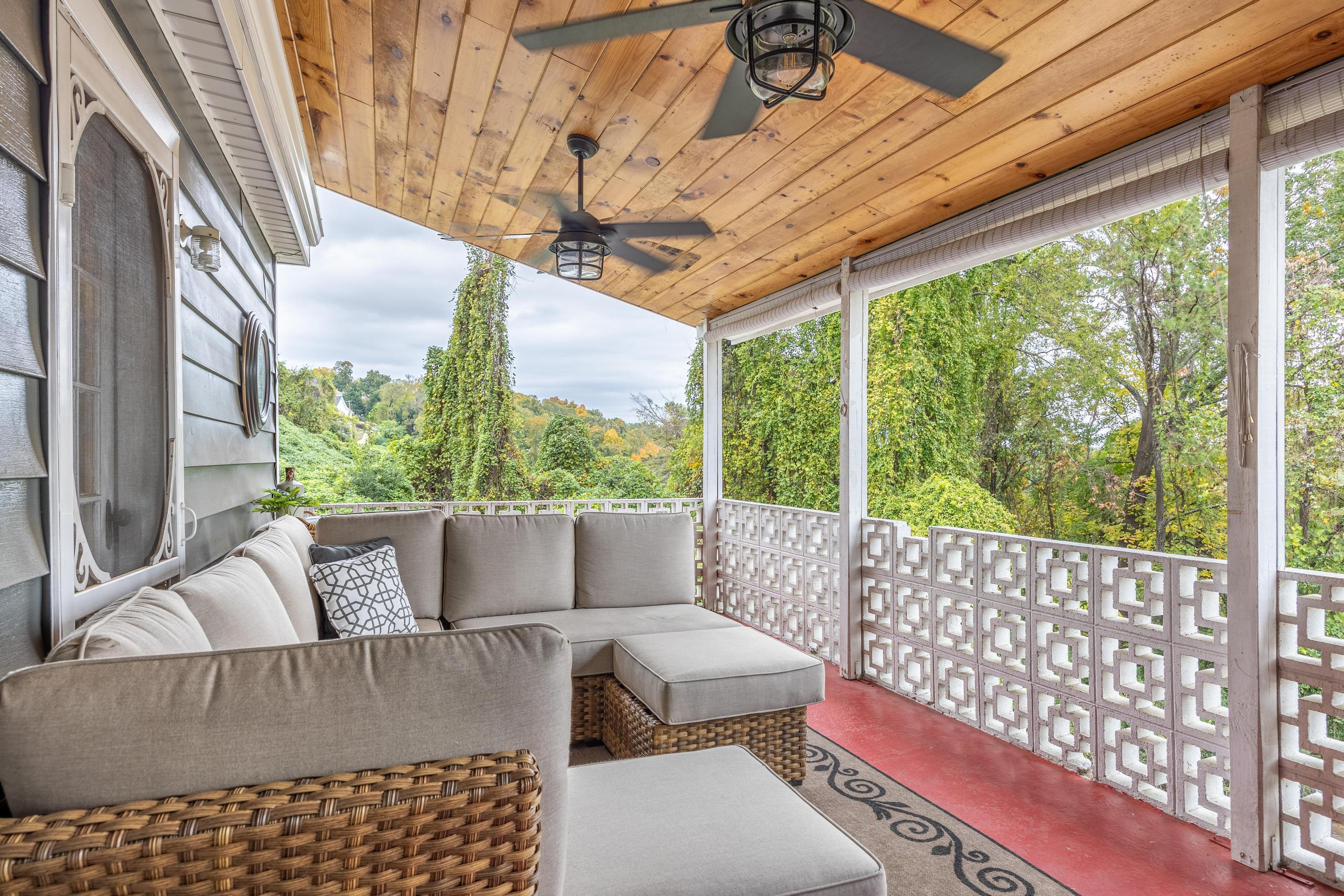 Chattanooga, Tennessee, 37404, United States, 5 Bedrooms Bedrooms, ,4 BathroomsBathrooms,Residential,For Sale,1885832