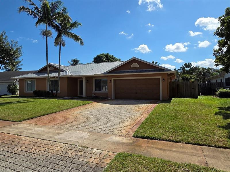 Plantation, Florida, 33317, United States, 4 Bedrooms Bedrooms, ,3 BathroomsBathrooms,Residential,For Sale,1988263