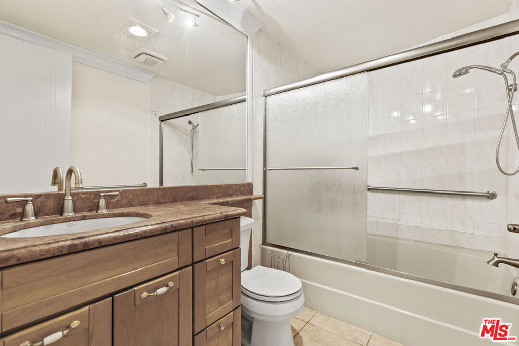 Sherman Oaks, California, 91423, United States, 2 Bedrooms Bedrooms, ,1 BathroomBathrooms,Residential,For Sale,1976281