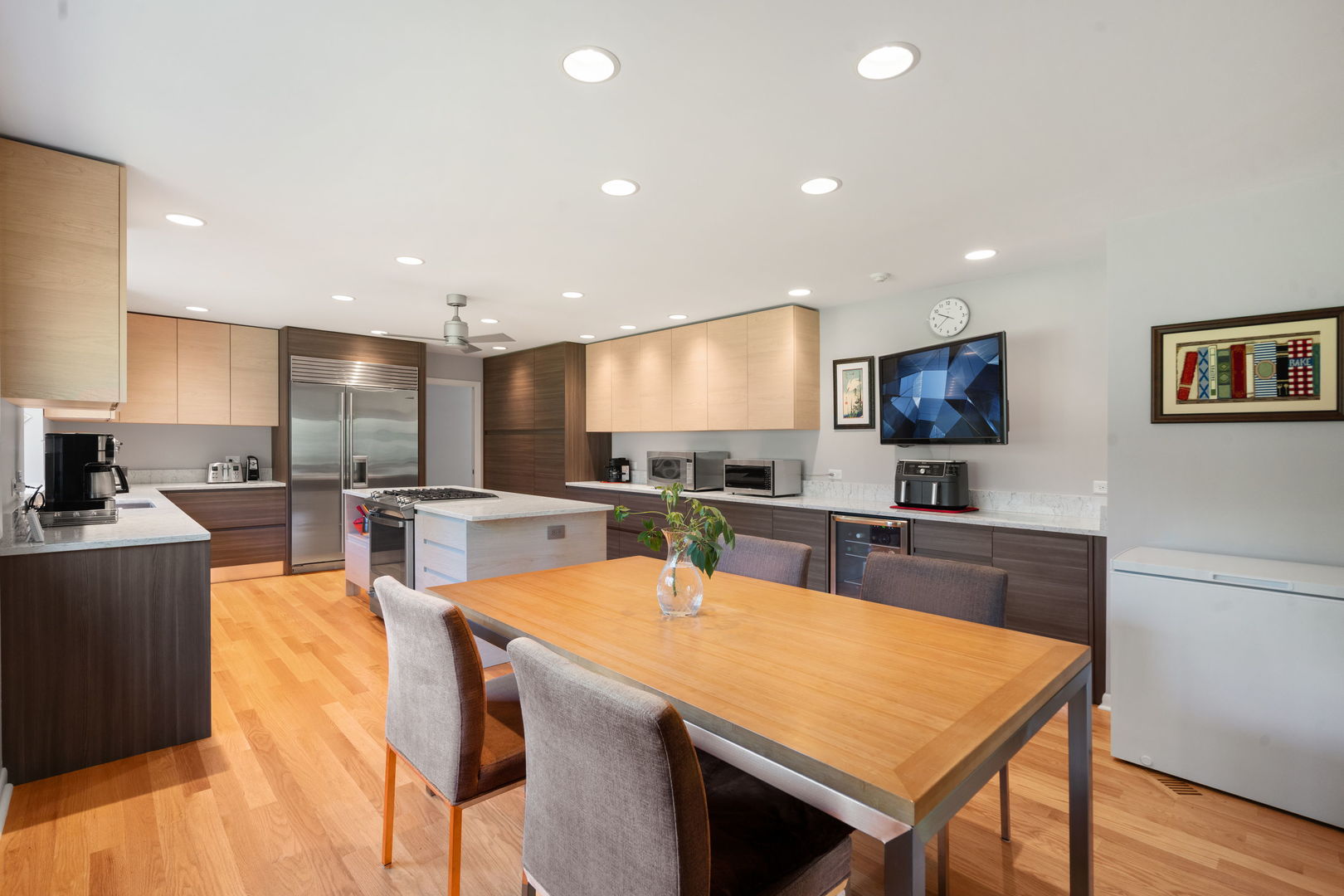 Highland Park, Illinois, 60035, United States, 2 Bedrooms Bedrooms, ,3 BathroomsBathrooms,Residential,For Sale,1903435