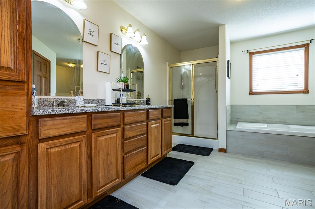 Brighton, Illinois, 62012, United States, 6 Bedrooms Bedrooms, ,4 BathroomsBathrooms,Residential,For Sale,1995743