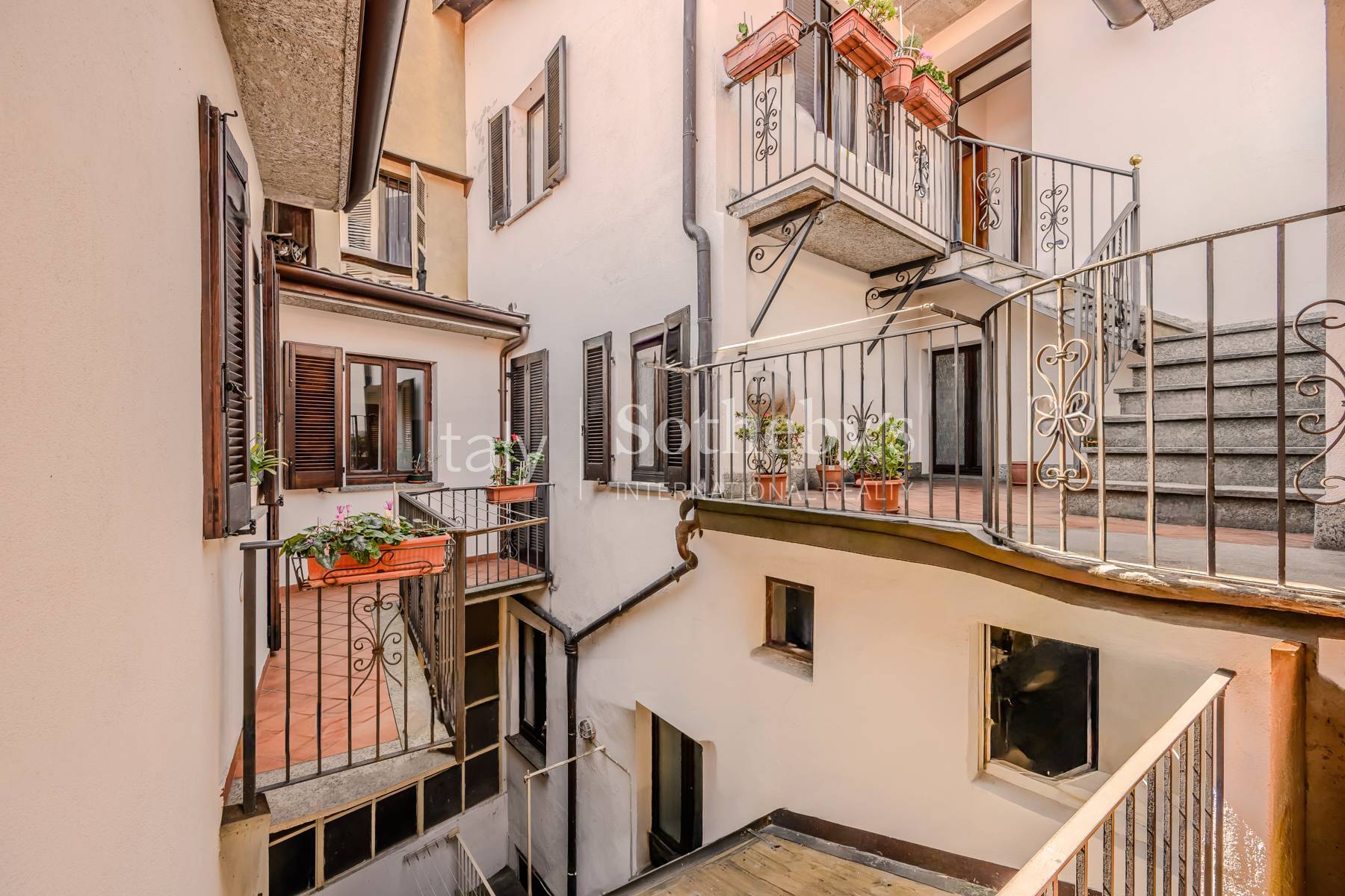  Charming Early 1900s Palazzo in prime lakefront position - 物件實景