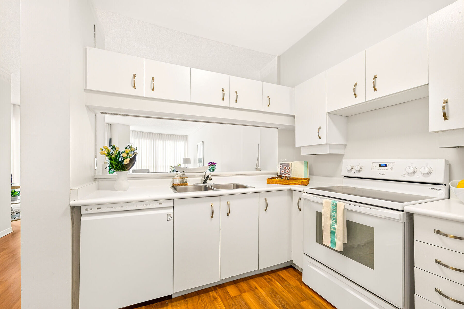  Desirable Waterfront Condo - 物件實景