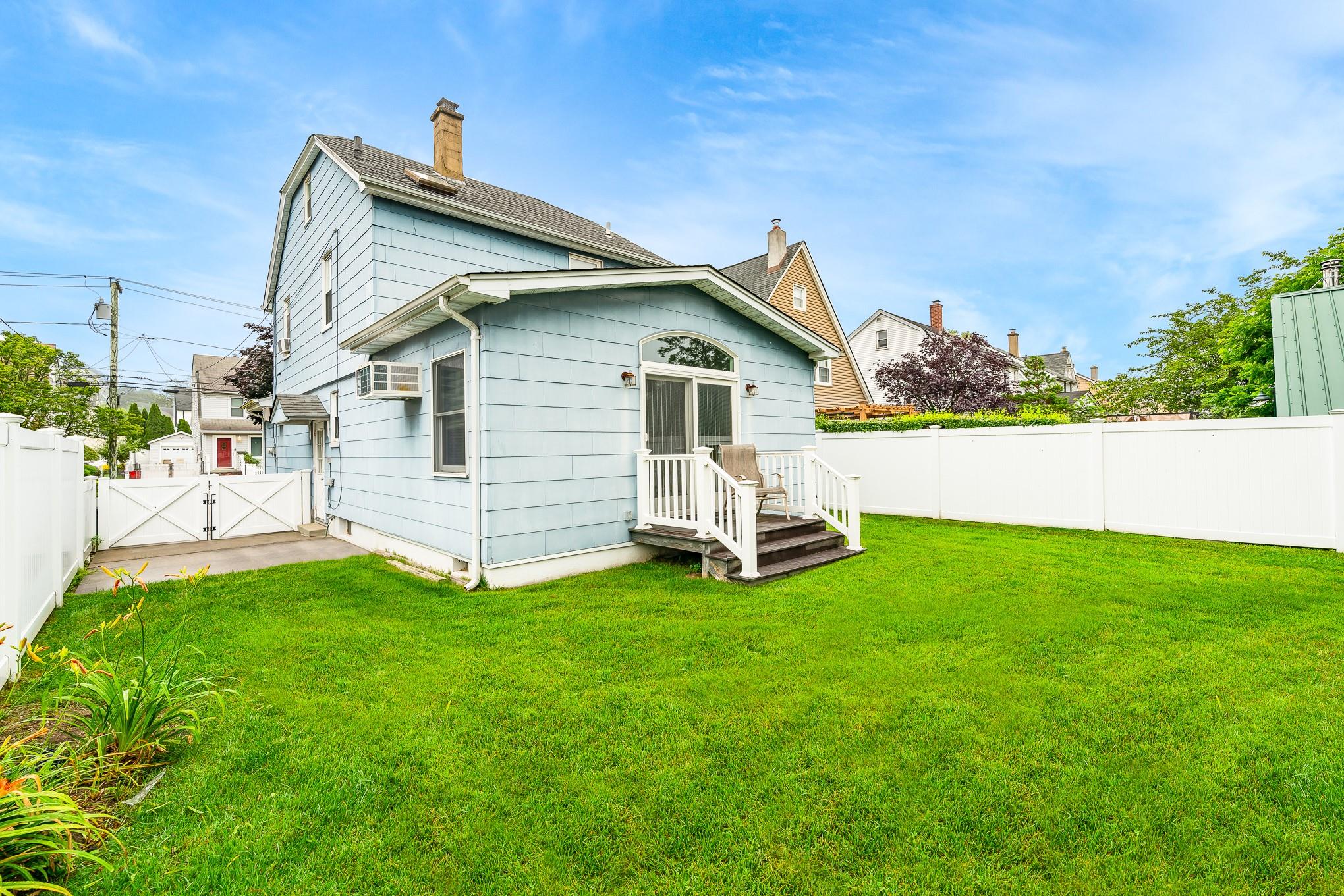 Williston Park, New York, 11596, United States, 3 Bedrooms Bedrooms, ,2 BathroomsBathrooms,Residential,For Sale,1928483