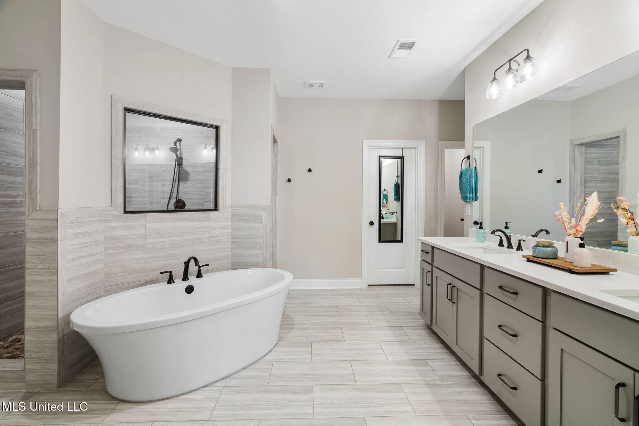 Hernando, Mississippi, 38632, United States, 5 Bedrooms Bedrooms, ,3 BathroomsBathrooms,Residential,For Sale,1991187