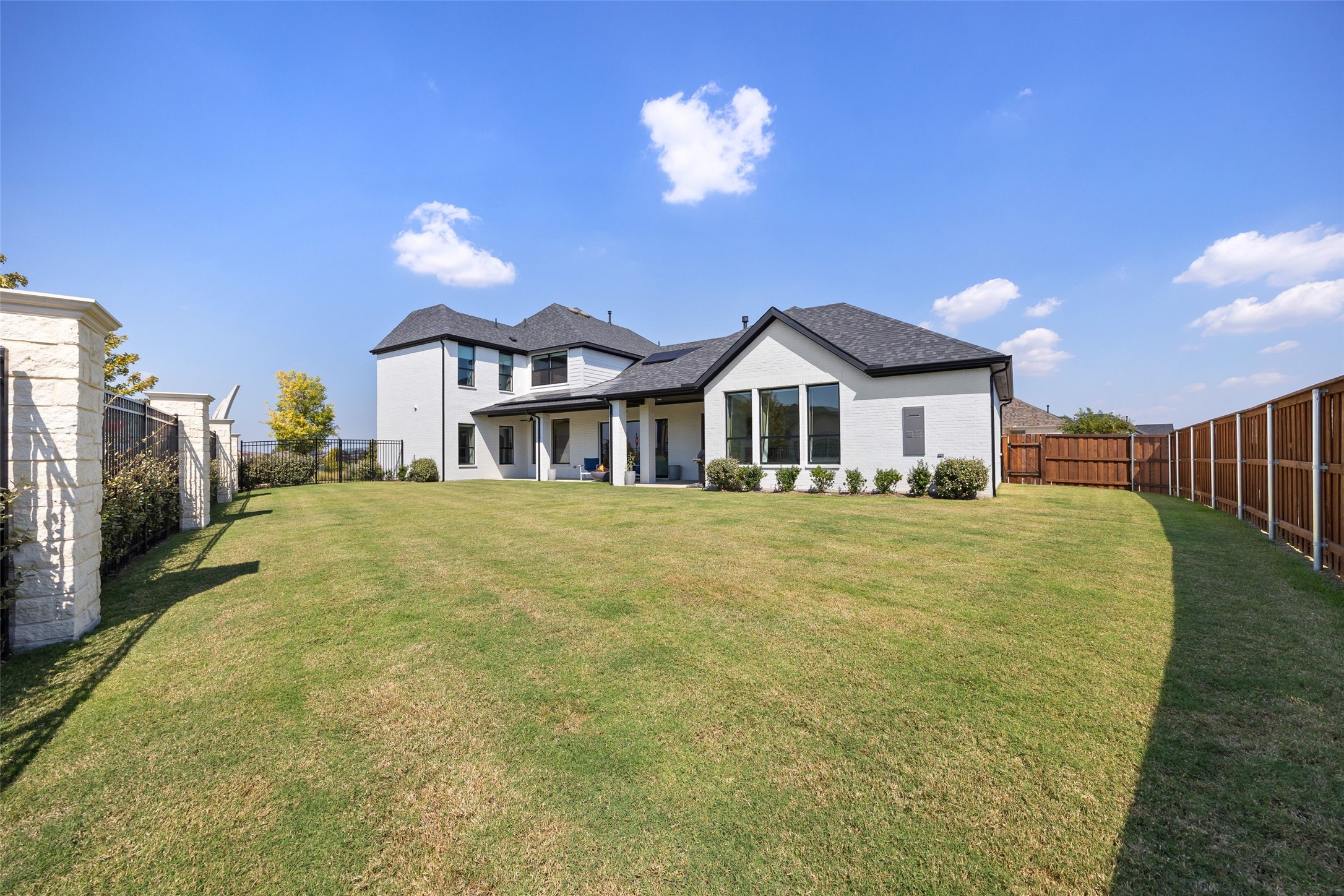 Arlington, Texas, 76005, United States, 4 Bedrooms Bedrooms, ,5 BathroomsBathrooms,Residential,For Sale,1963116