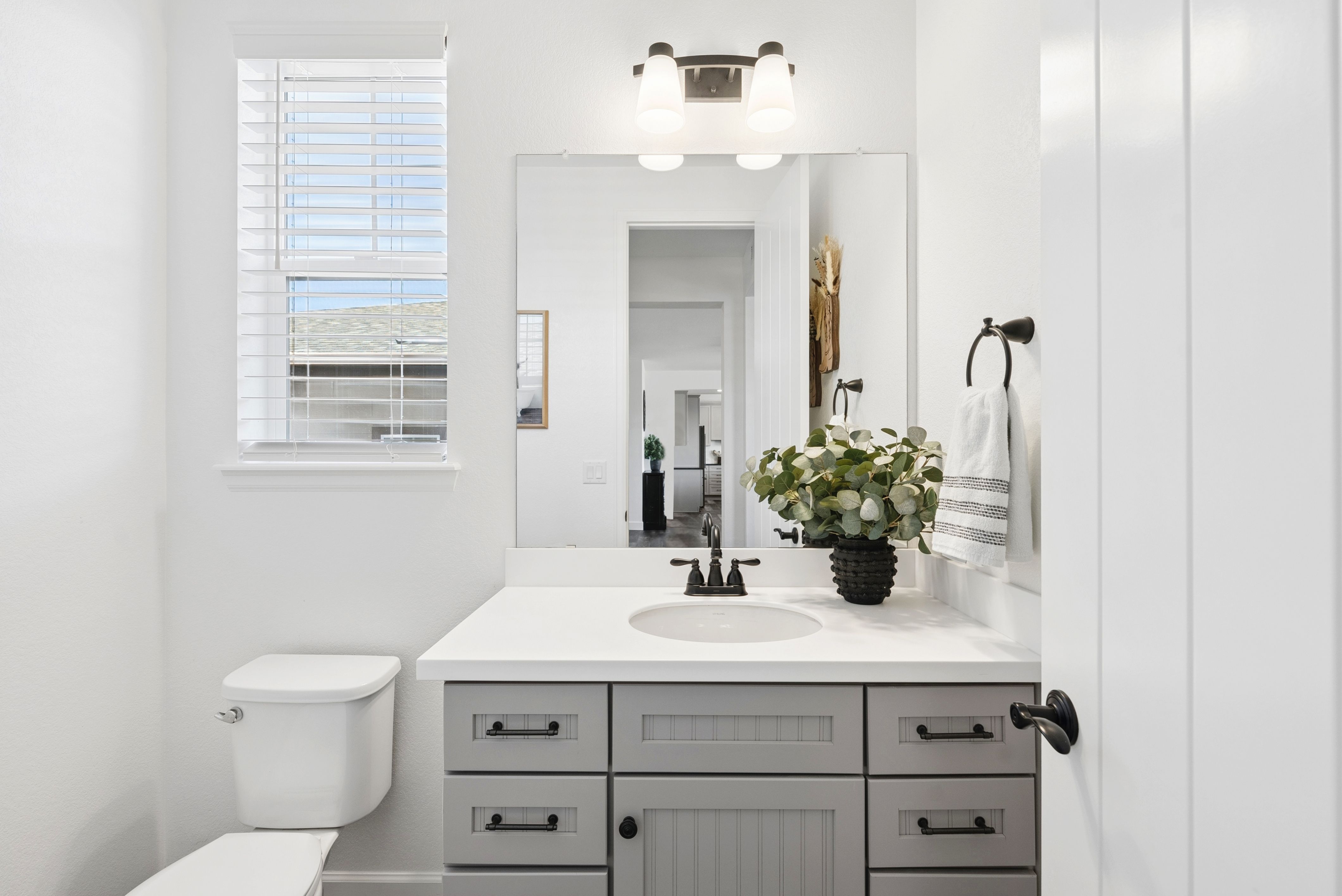  Newer construction, thoughtful design, and beautifully scaled spaces - 物件實景