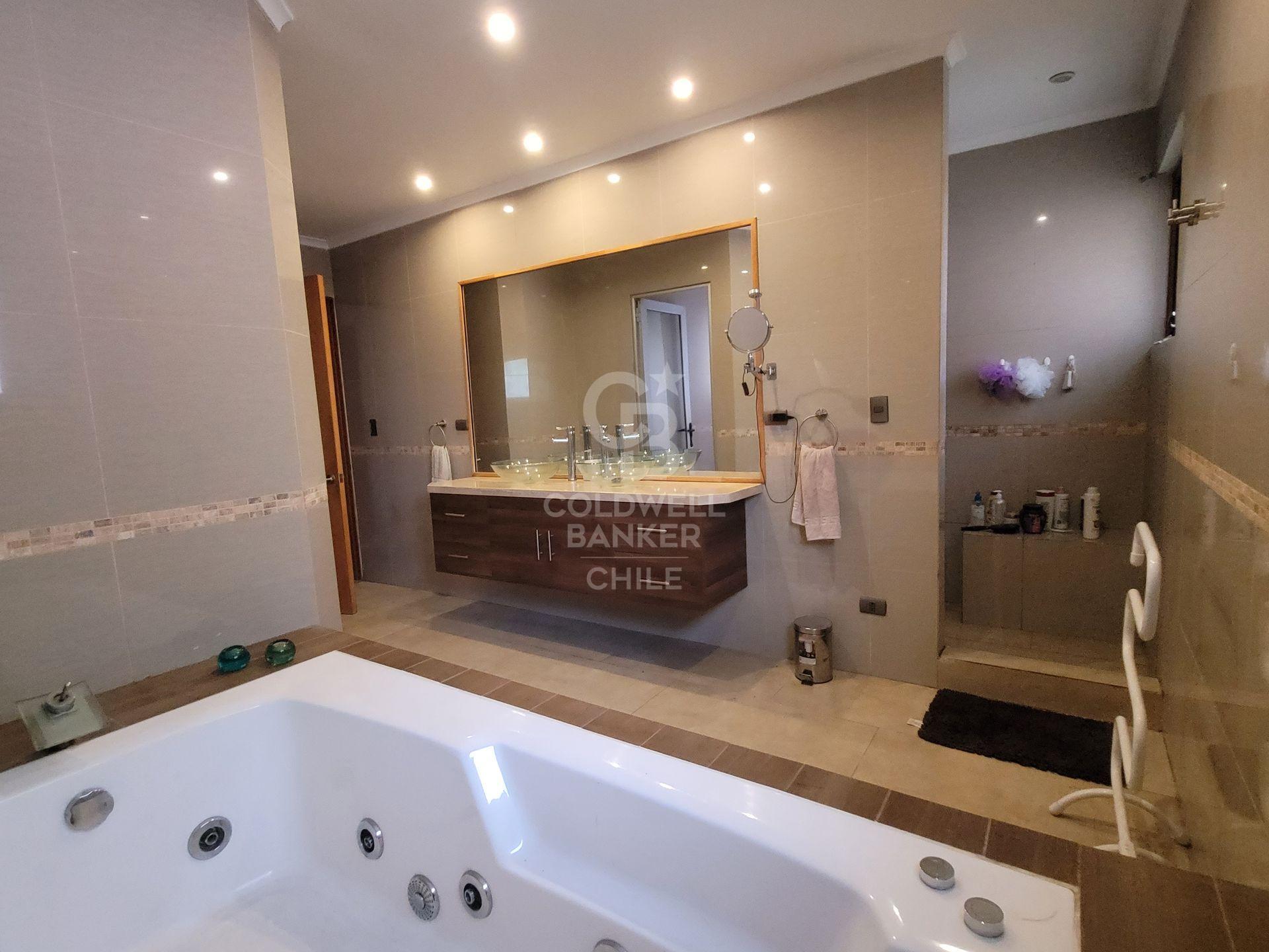 Las Condes, Chile, 5 Bedrooms Bedrooms, ,5 BathroomsBathrooms,Residential,For Sale,1744666