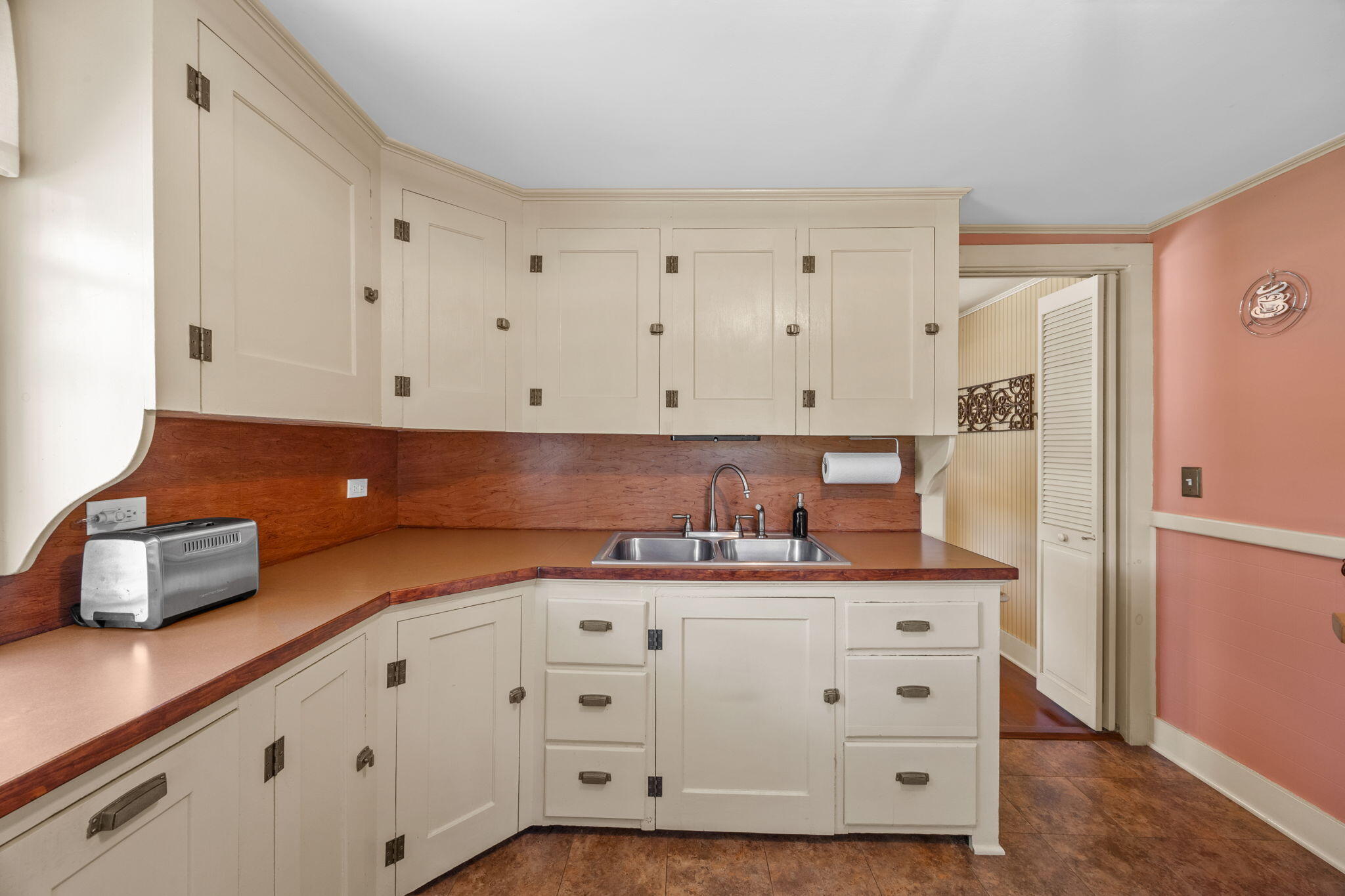  Move-In Ready Comfort on a Beautifully Wooded Acre-Plus Setting - 物件實景