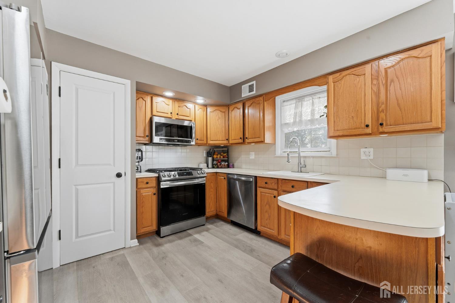 Piscataway, New Jersey, 08854, United States, 3 Bedrooms Bedrooms, ,2 BathroomsBathrooms,Residential,For Sale,1989136