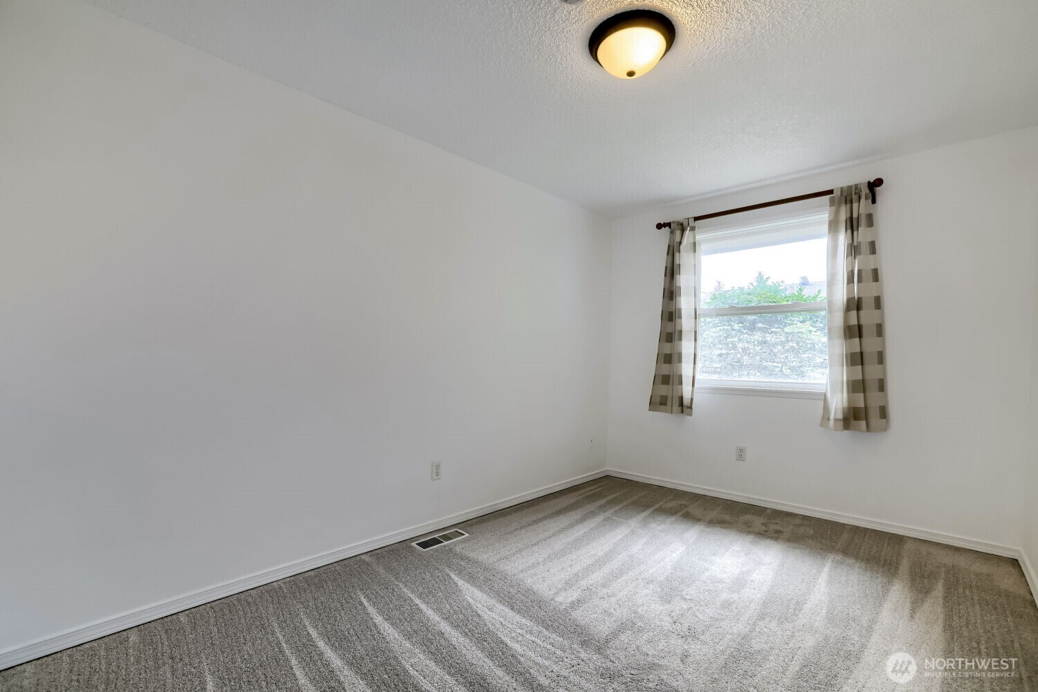 Everett, Washington, 98208, United States, 3 Bedrooms Bedrooms, ,1 BathroomBathrooms,Residential,For Sale,2036475