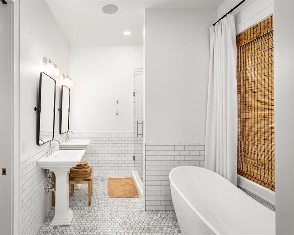 Florence, Alabama, 35630, United States, 4 Bedrooms Bedrooms, ,4 BathroomsBathrooms,Residential,For Sale,1988218