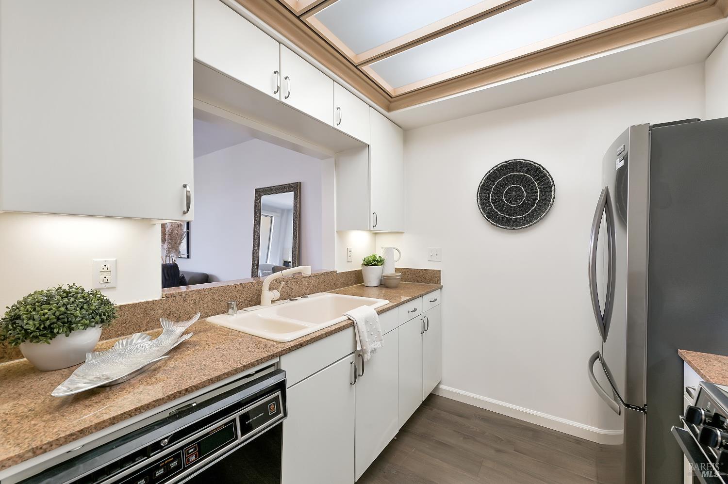 San Rafael, California, 94903, United States, 1 Bedroom Bedrooms, ,2 BathroomsBathrooms,Residential,For Sale,1891076