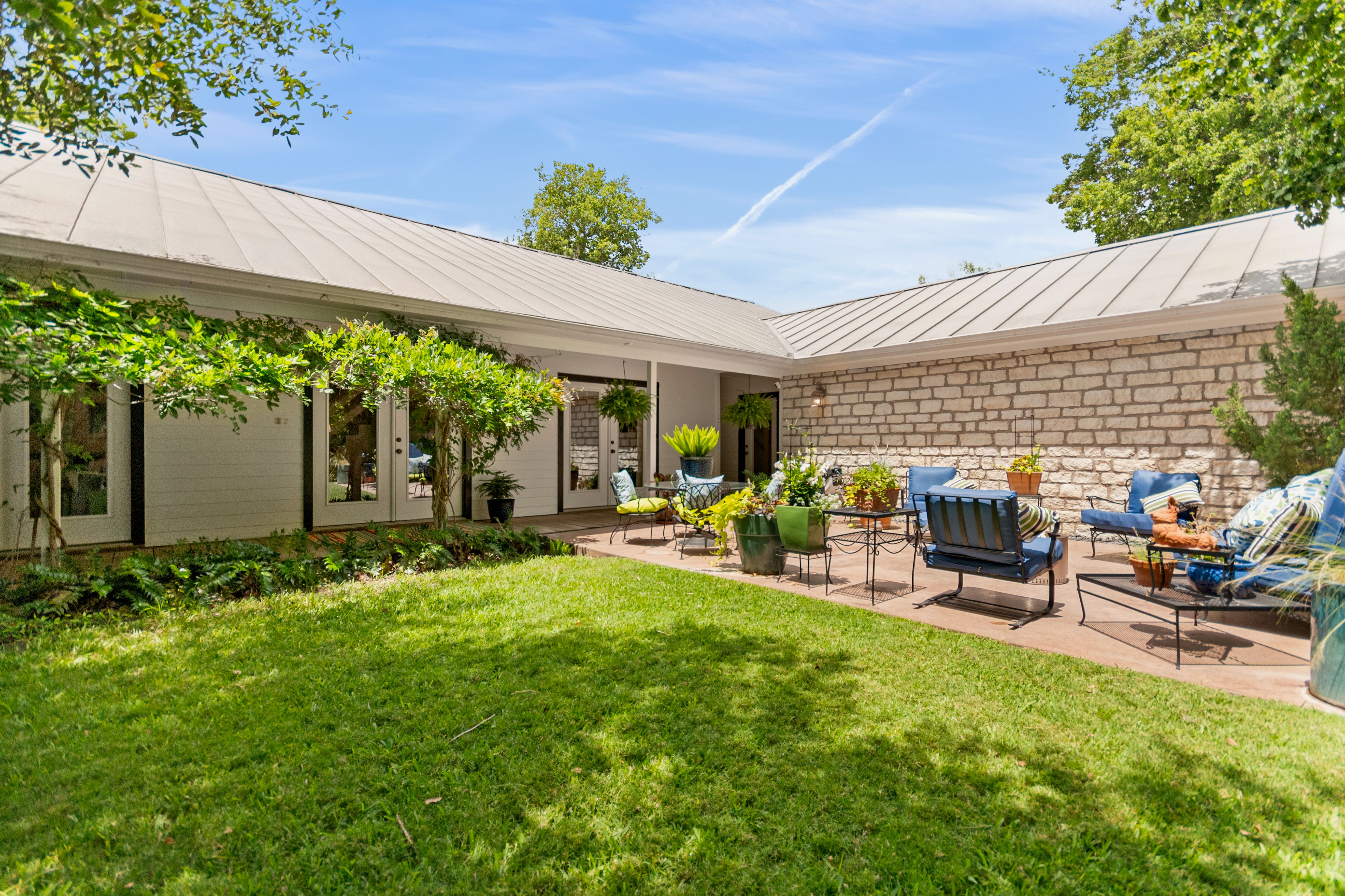  Privacy, Hill Country Charm and Income Potential - 物件實景