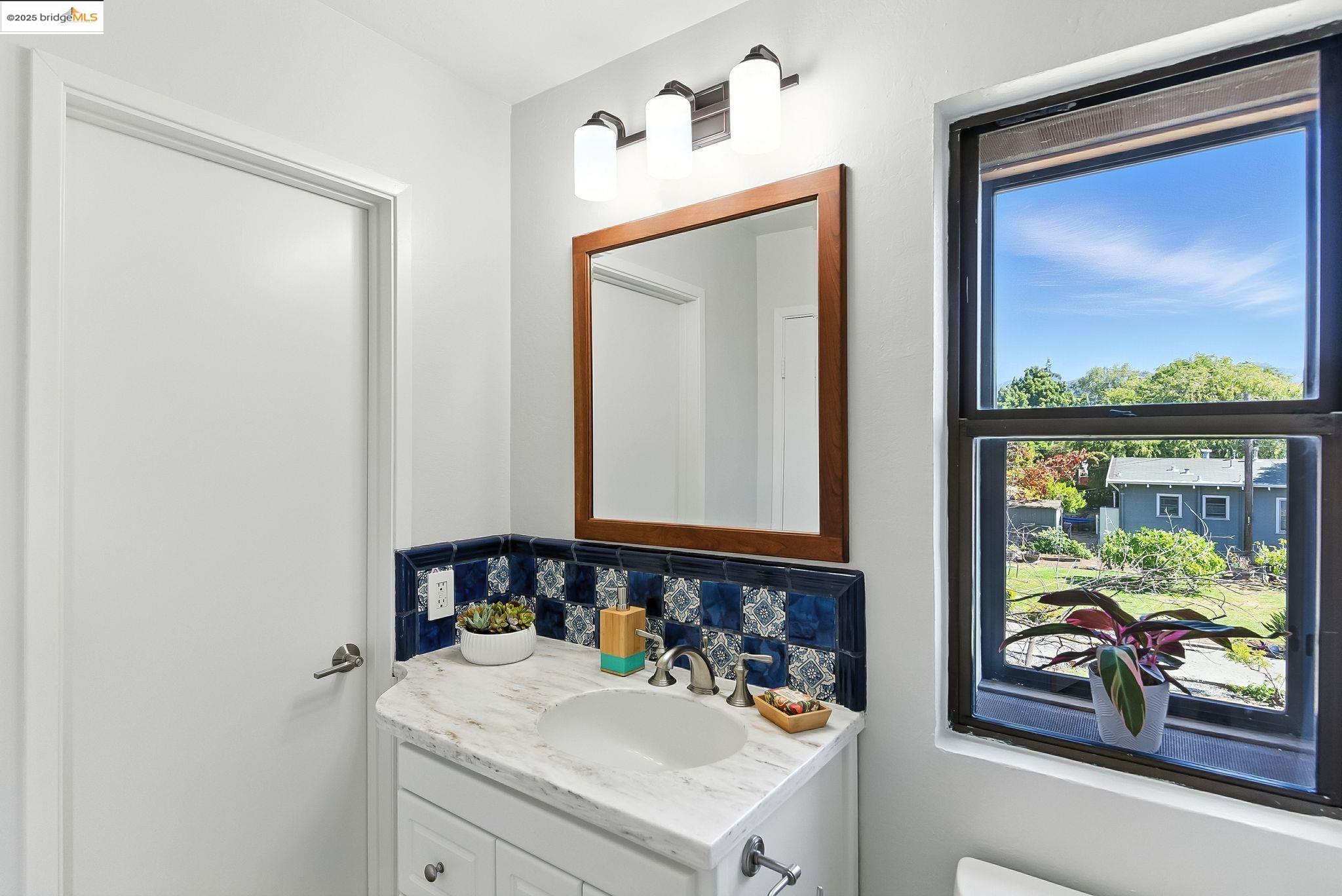 Oakland, California, 94618, United States, 2 Bedrooms Bedrooms, ,1 BathroomBathrooms,Residential,For Sale,1925064