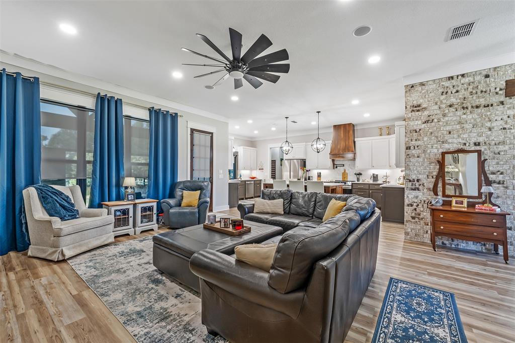 Mineola, Texas, 75773, United States, 3 Bedrooms Bedrooms, ,3 BathroomsBathrooms,Residential,For Sale,1947145