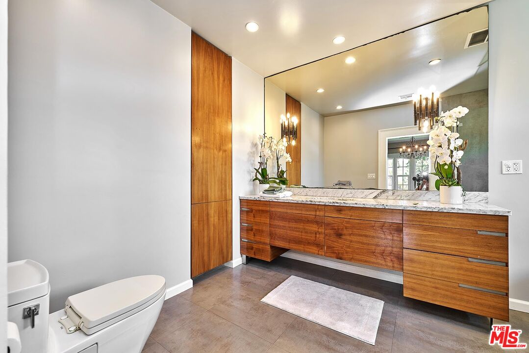 Los Angeles, California, 90005, United States, 5 Bedrooms Bedrooms, ,6 BathroomsBathrooms,Residential,For Sale,1907226