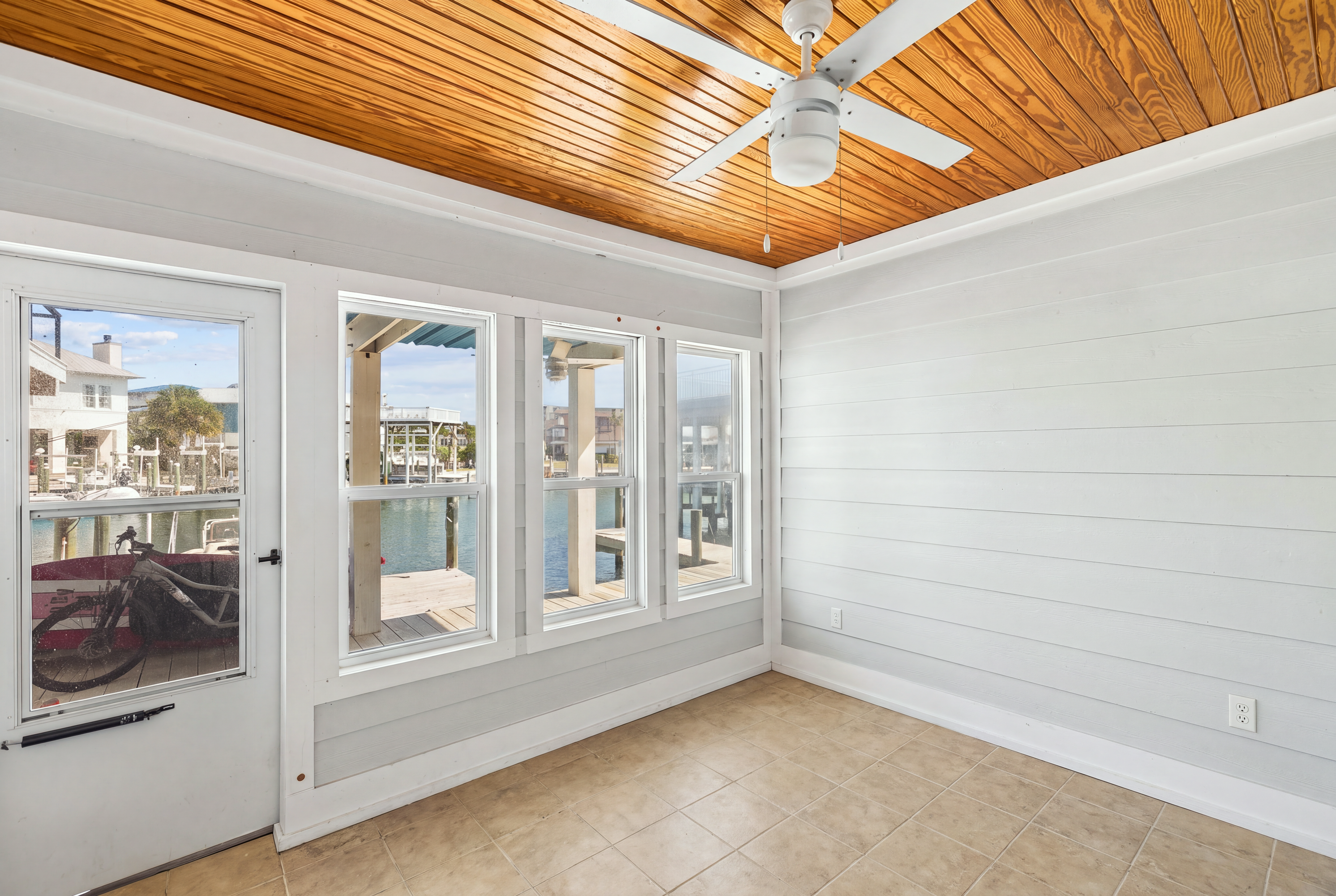  Renovated Harborfront Townhome With 40-Foot Boat Slip - 物件實景