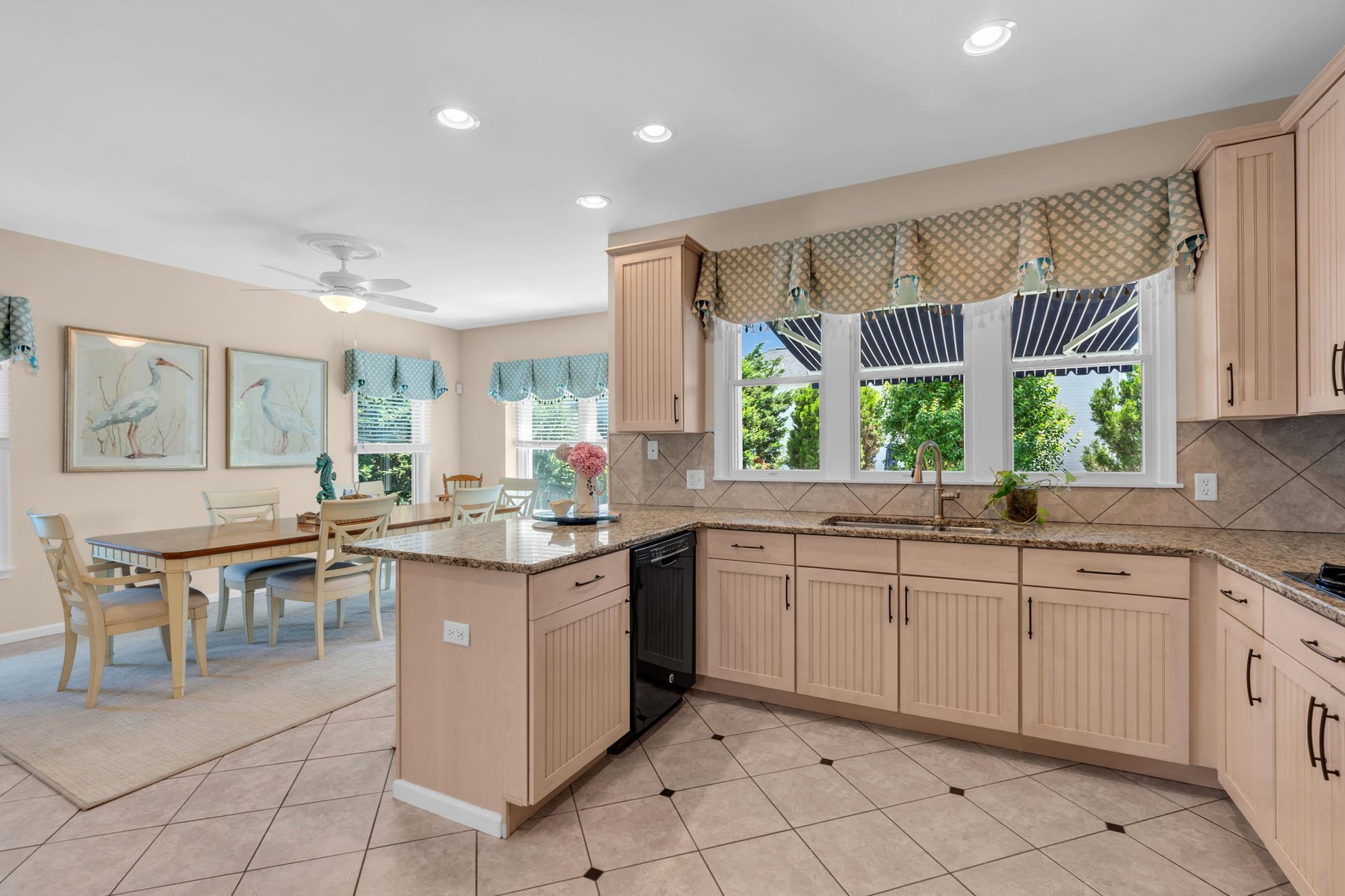  Rare End-Unit Coastal Townhome - 物件實景