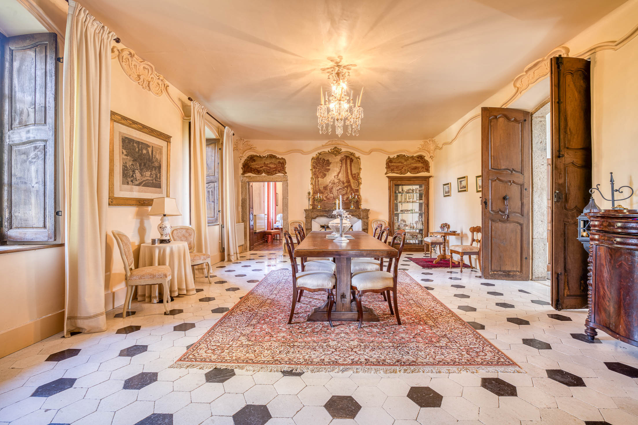  Between mountains and lakes an exceptional château from the 18th century - 物件實景