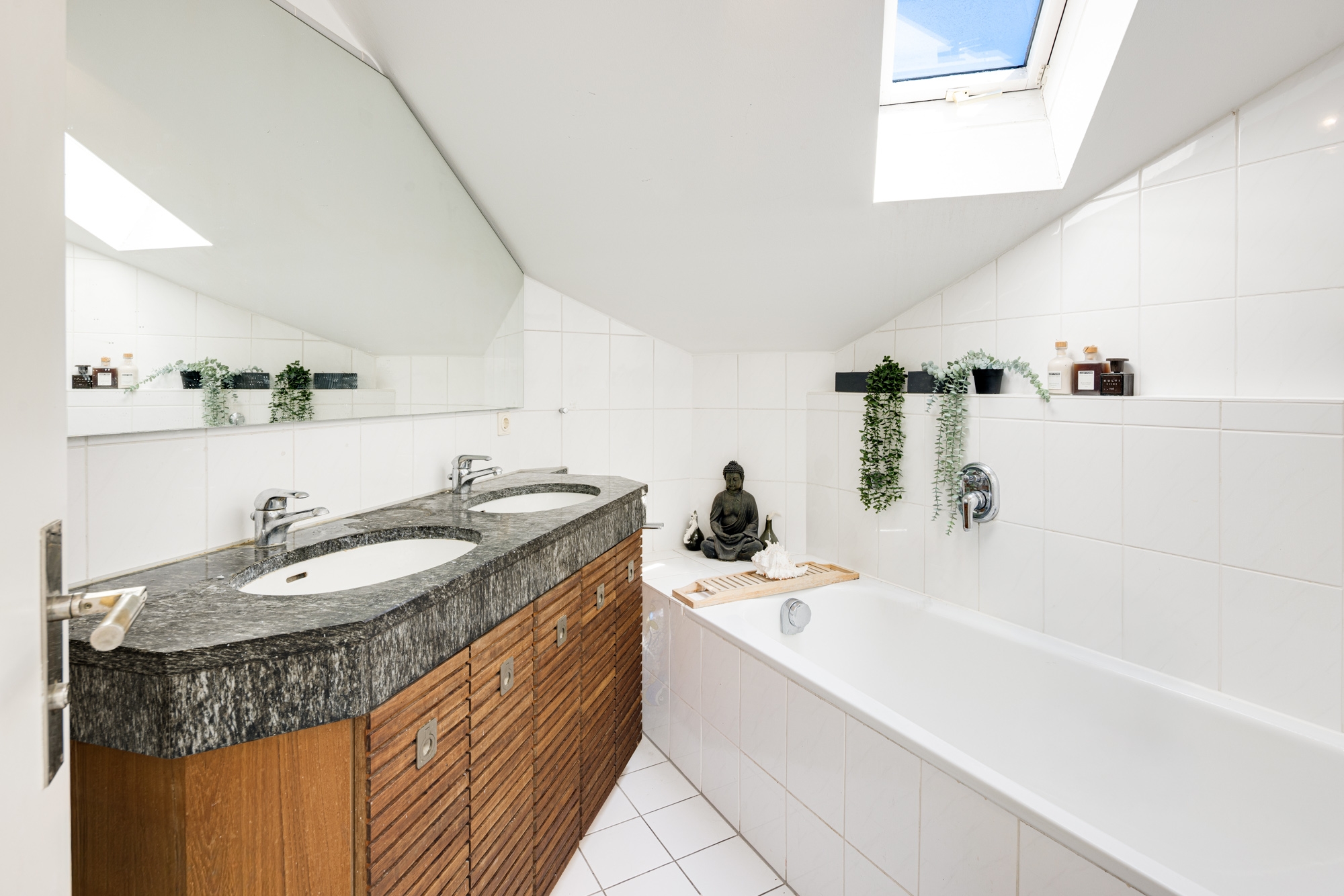  Living Between Nature and the City – Semi-Detached House with a Pool - 物件實景