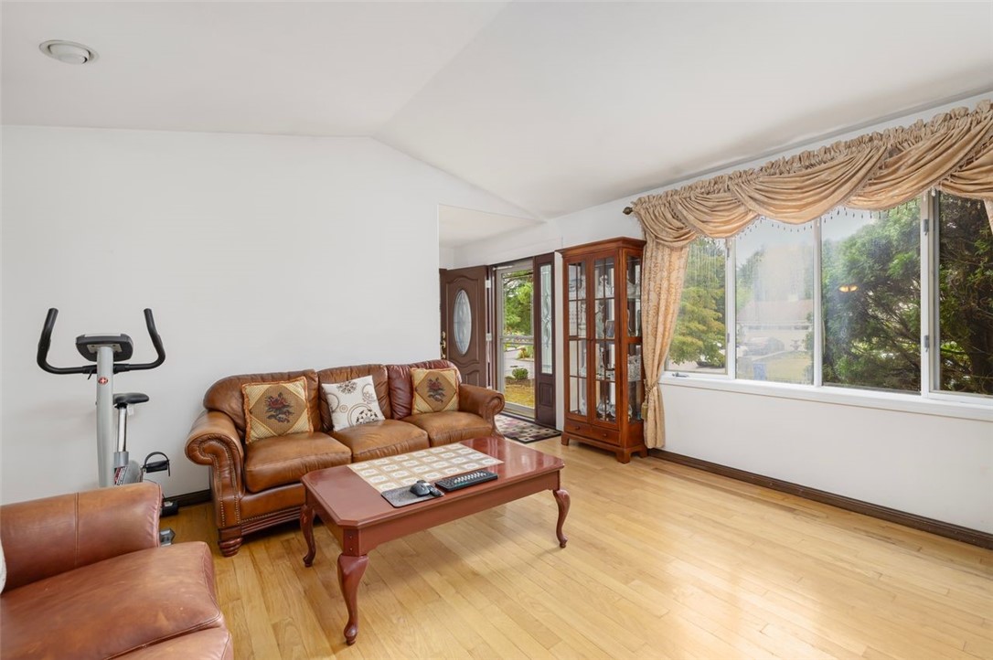 Cranston, Rhode Island, 02921, United States, 3 Bedrooms Bedrooms, ,2 BathroomsBathrooms,Residential,For Sale,1940913