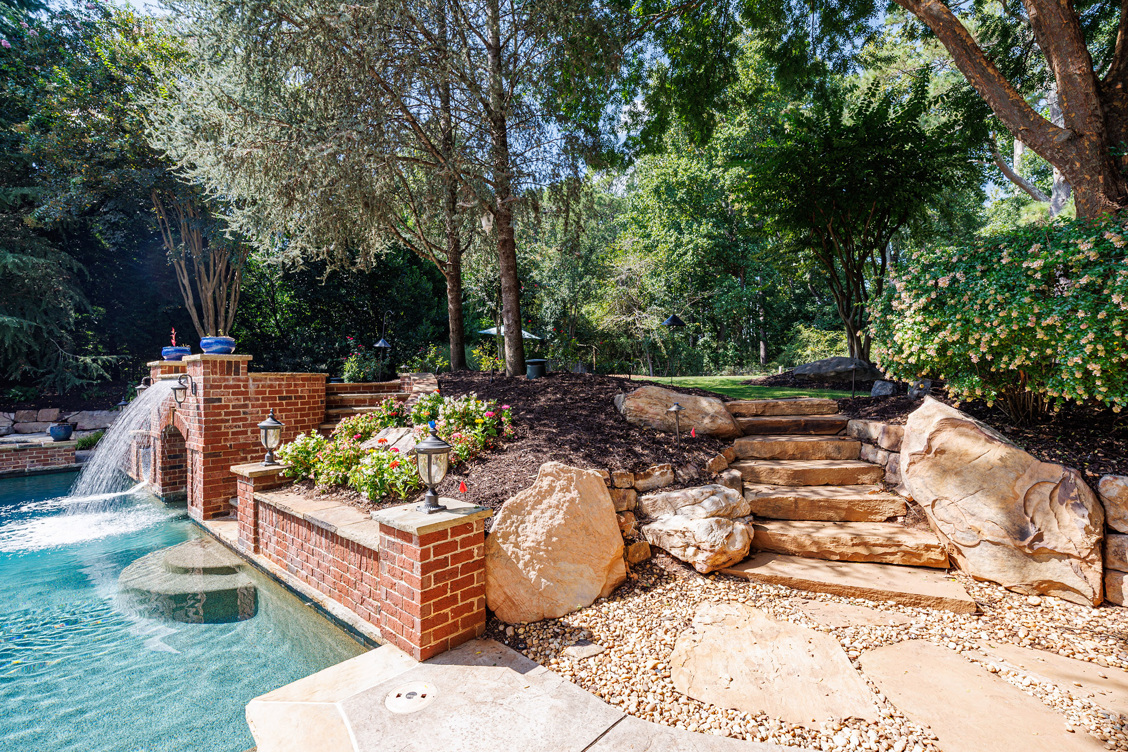  Impressive Brick Estate on a Private Wooded 1+/- Acre Lot in The Manor - 物件實景