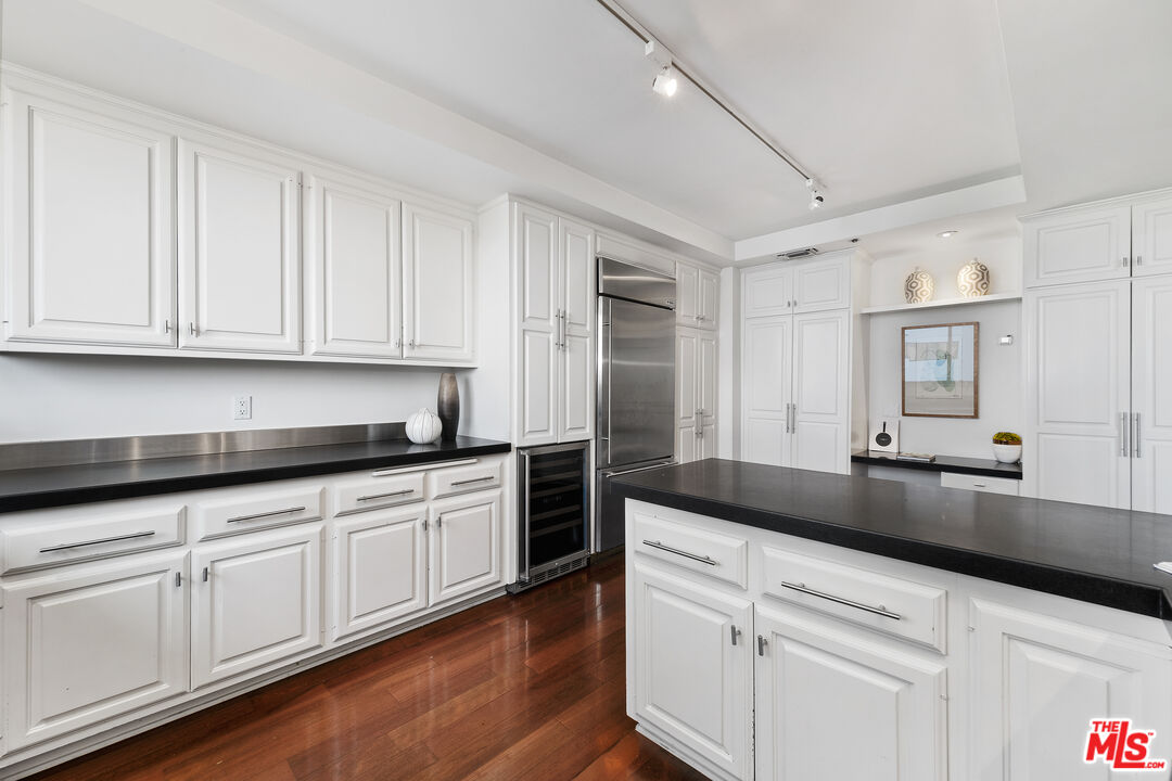 Los Angeles, California, 90024, United States, 2 Bedrooms Bedrooms, ,2 BathroomsBathrooms,Residential,For Sale,1917928