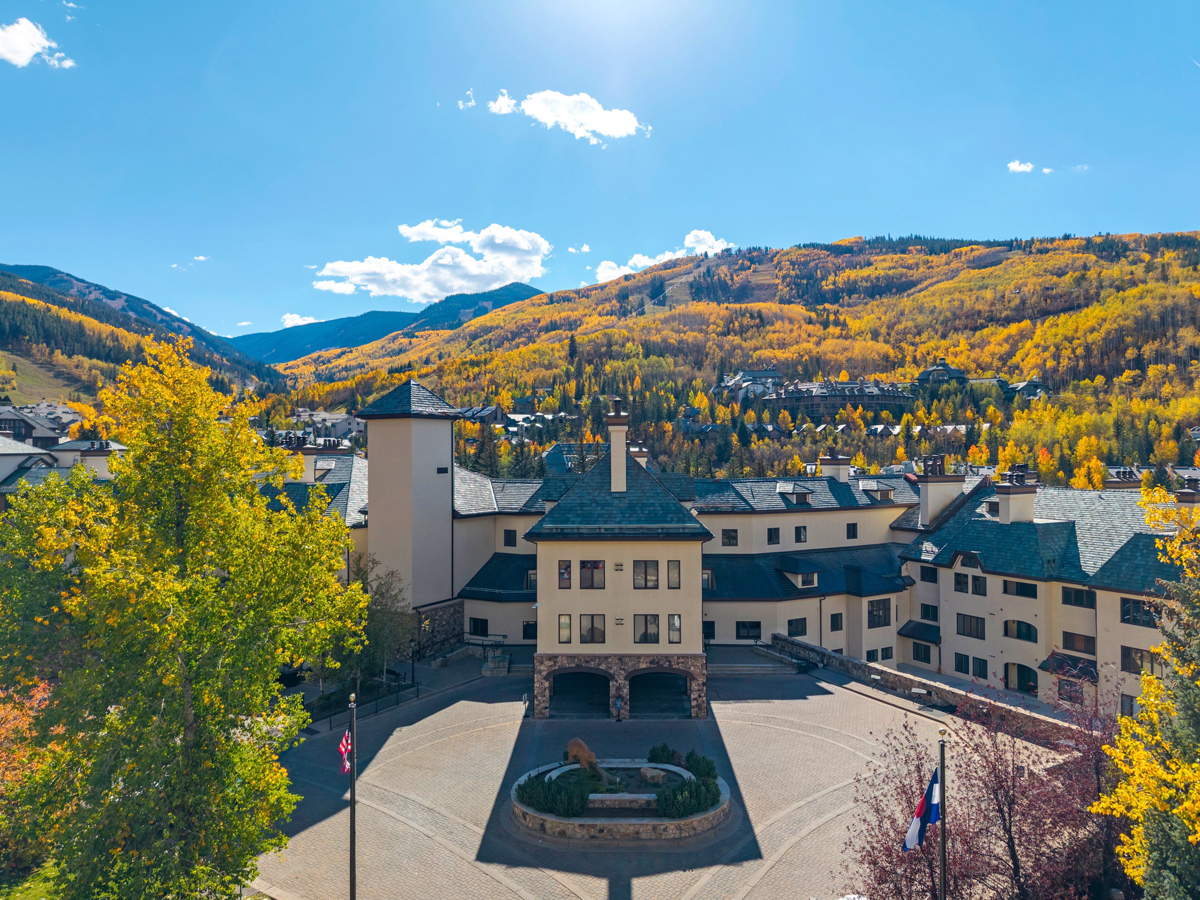  Exceptionally Spacious Mountain Retreat With a Ski-In, Ski-Out Location - 物件實景