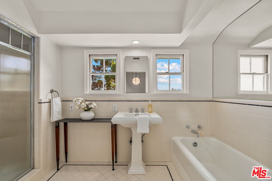 Los Angeles, California, 90046, United States, 3 Bedrooms Bedrooms, ,3 BathroomsBathrooms,Residential,For Sale,1906693