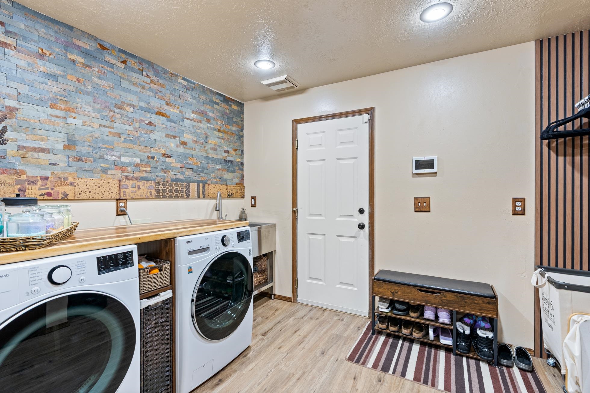 Nine Mile Falls, Washington, 99026, United States, 5 Bedrooms Bedrooms, ,4 BathroomsBathrooms,Residential,For Sale,1895080