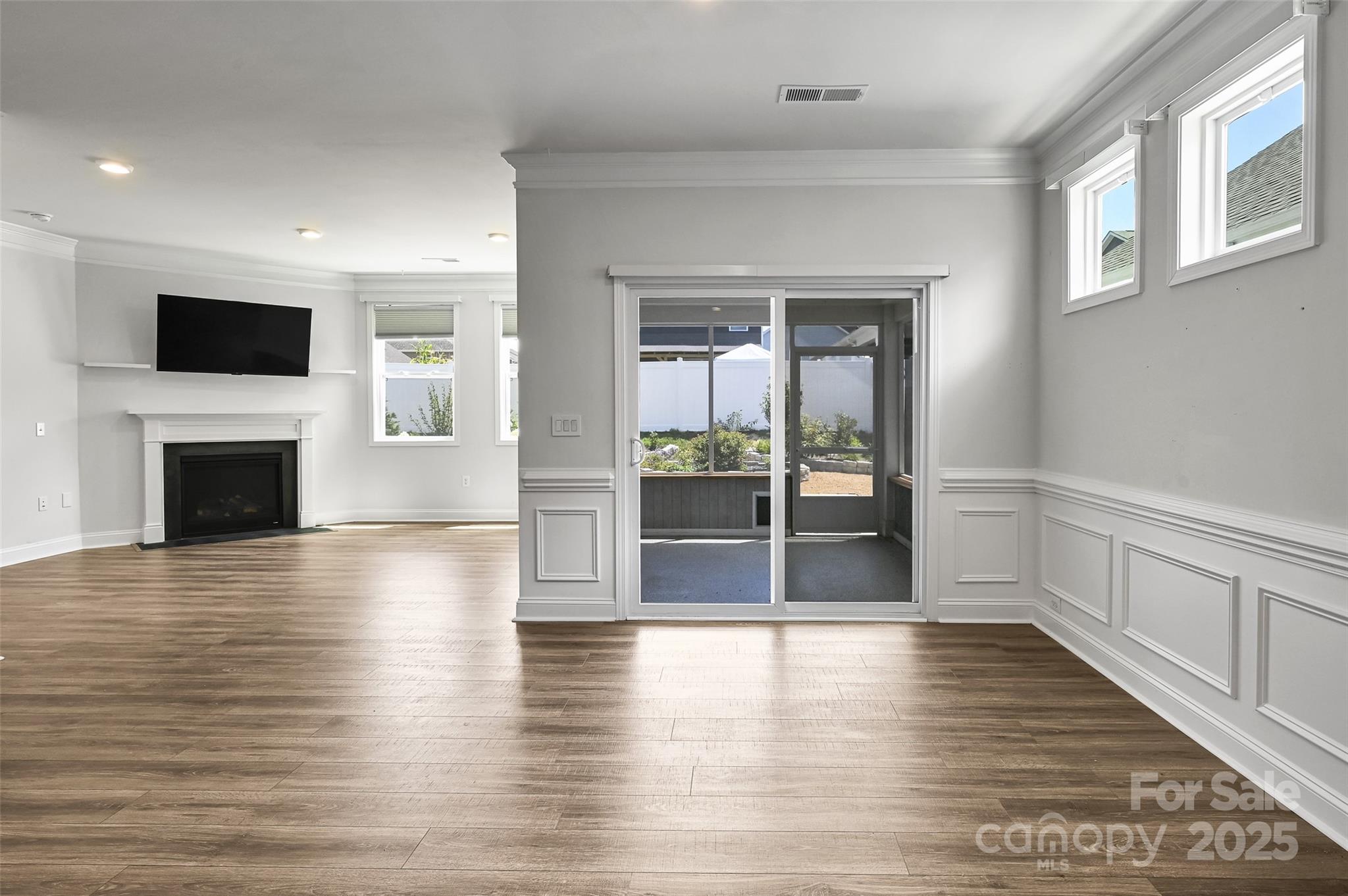 Hendersonville, North Carolina, 28792, United States, 3 Bedrooms Bedrooms, ,3 BathroomsBathrooms,Residential,For Sale,1927373