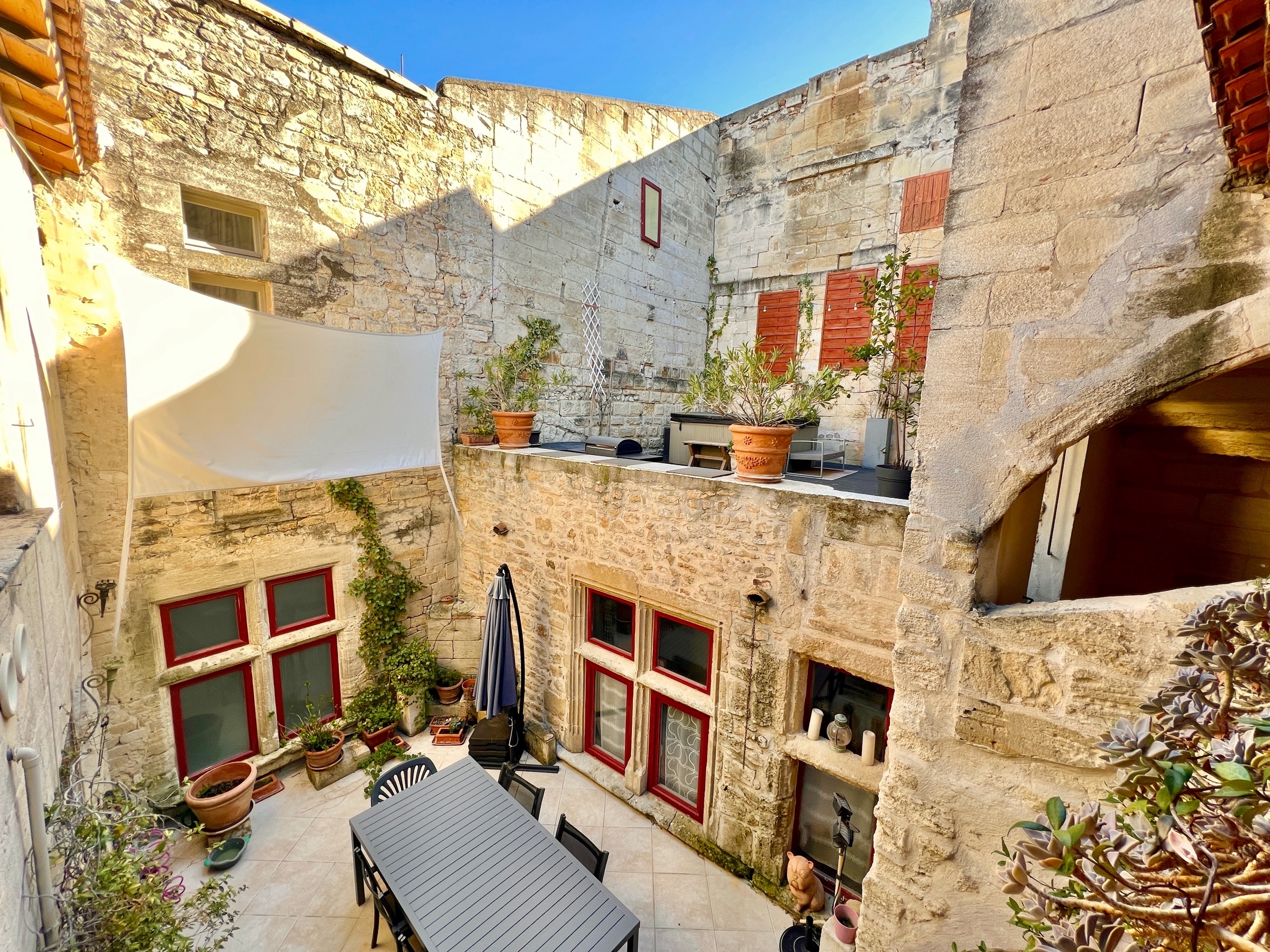  Located near Avignon, Arles and Saint Rémy de Provence, magnificent 15th centur… - 物件實景