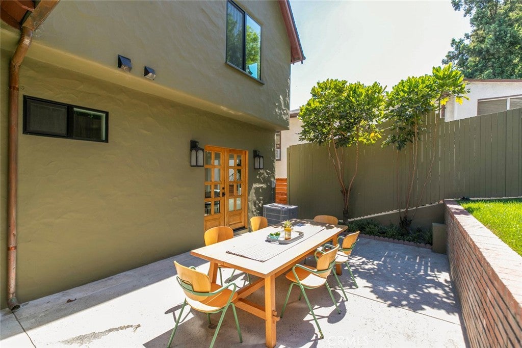 Los Angeles, California, 90027, United States, 4 Bedrooms Bedrooms, ,3 BathroomsBathrooms,Residential,For Sale,1942315