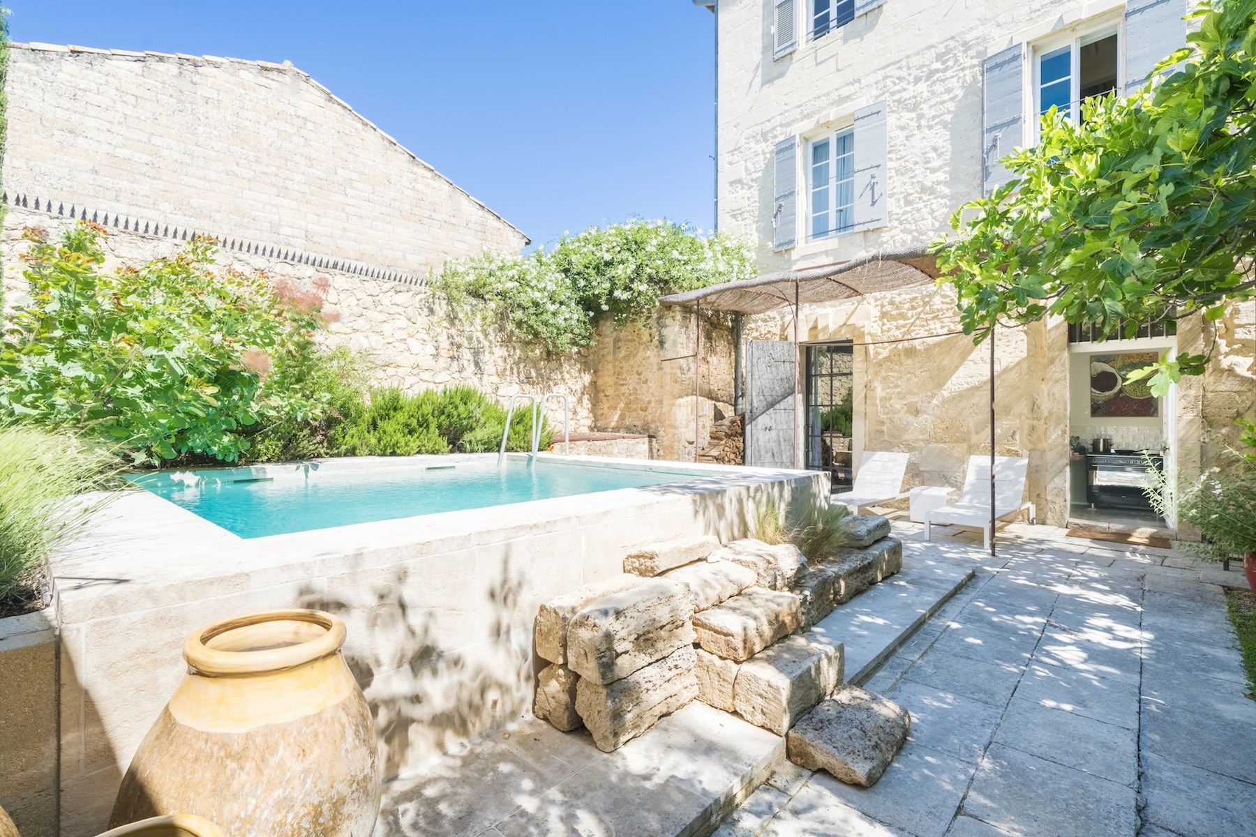  Fully renovated private mansion of over 1,100 sqm with garden, swimming pool an… - 物件實景