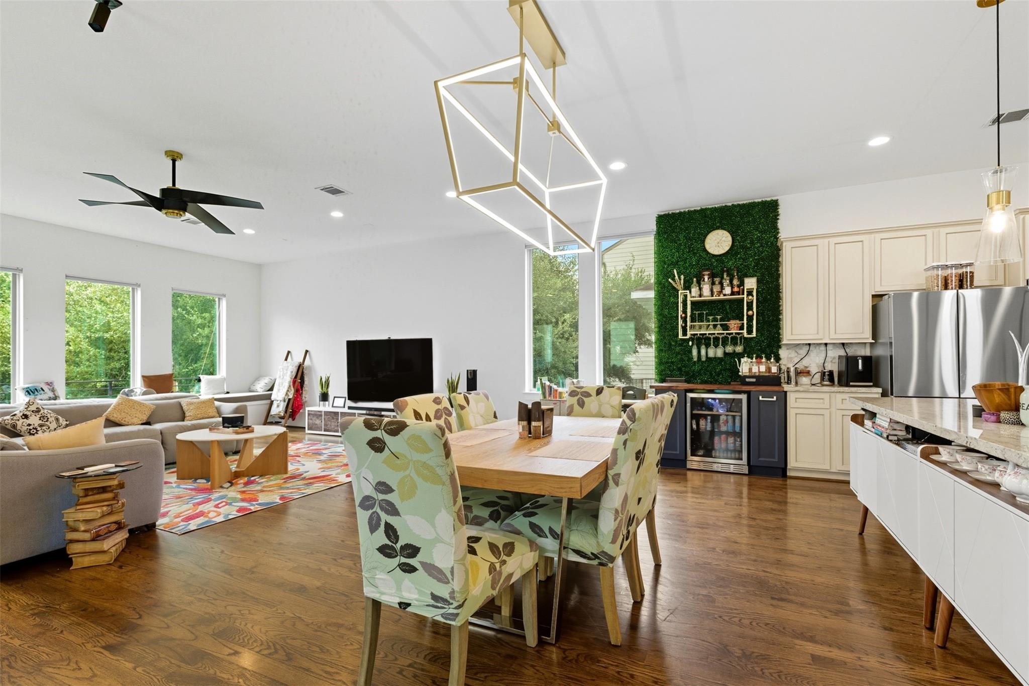 Houston, Texas, 77006, United States, 3 Bedrooms Bedrooms, ,4 BathroomsBathrooms,Residential,For Sale,1977830