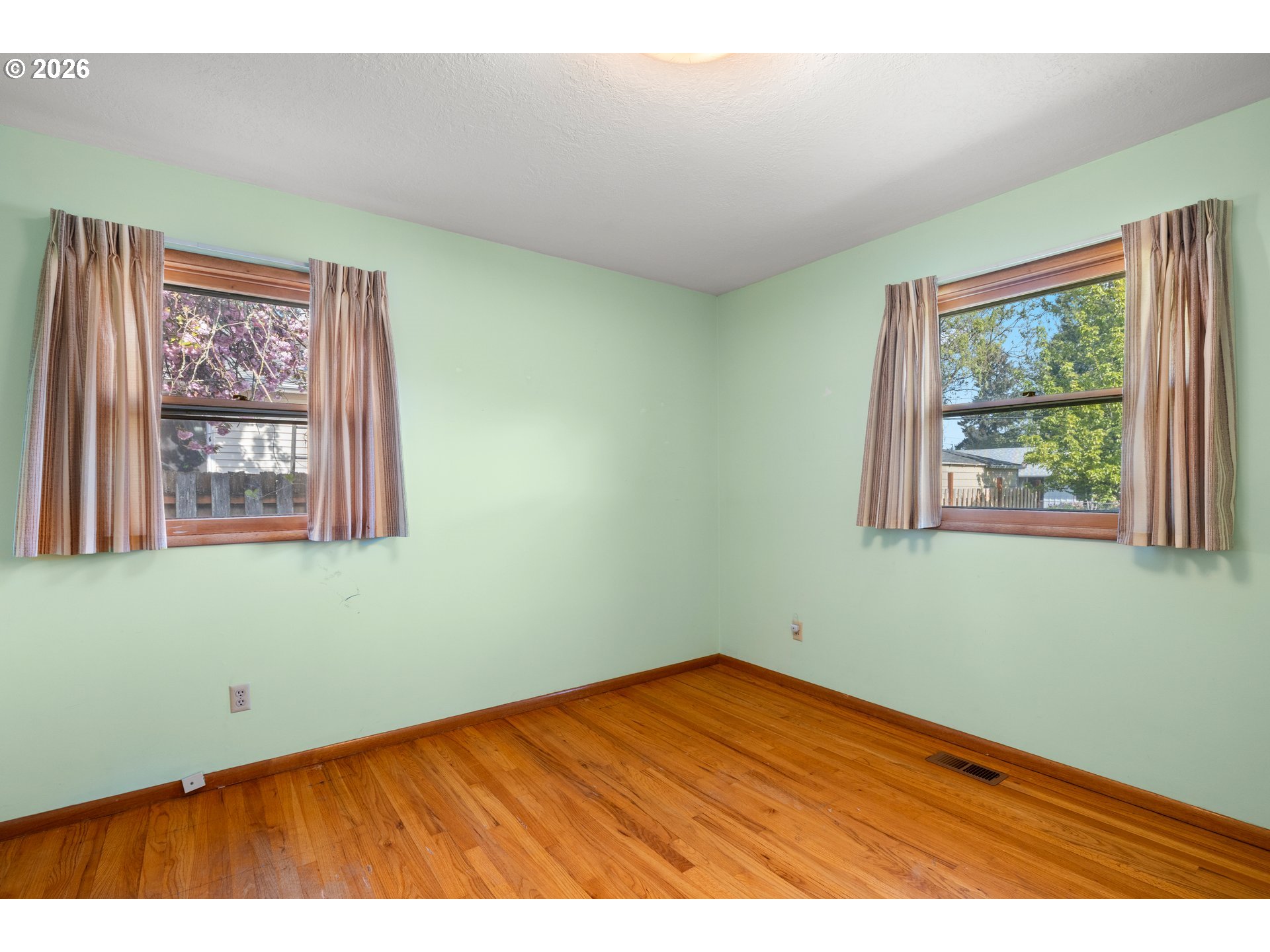 Portland, Oregon, 97230, United States, 3 Bedrooms Bedrooms, ,2 BathroomsBathrooms,Residential,For Sale,2040428
