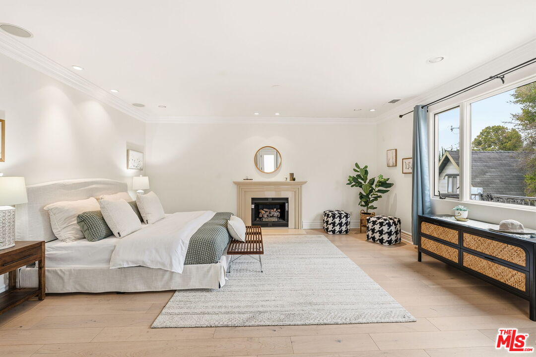 Encino, California, 91436, United States, 4 Bedrooms Bedrooms, ,3 BathroomsBathrooms,Residential,For Sale,1988091