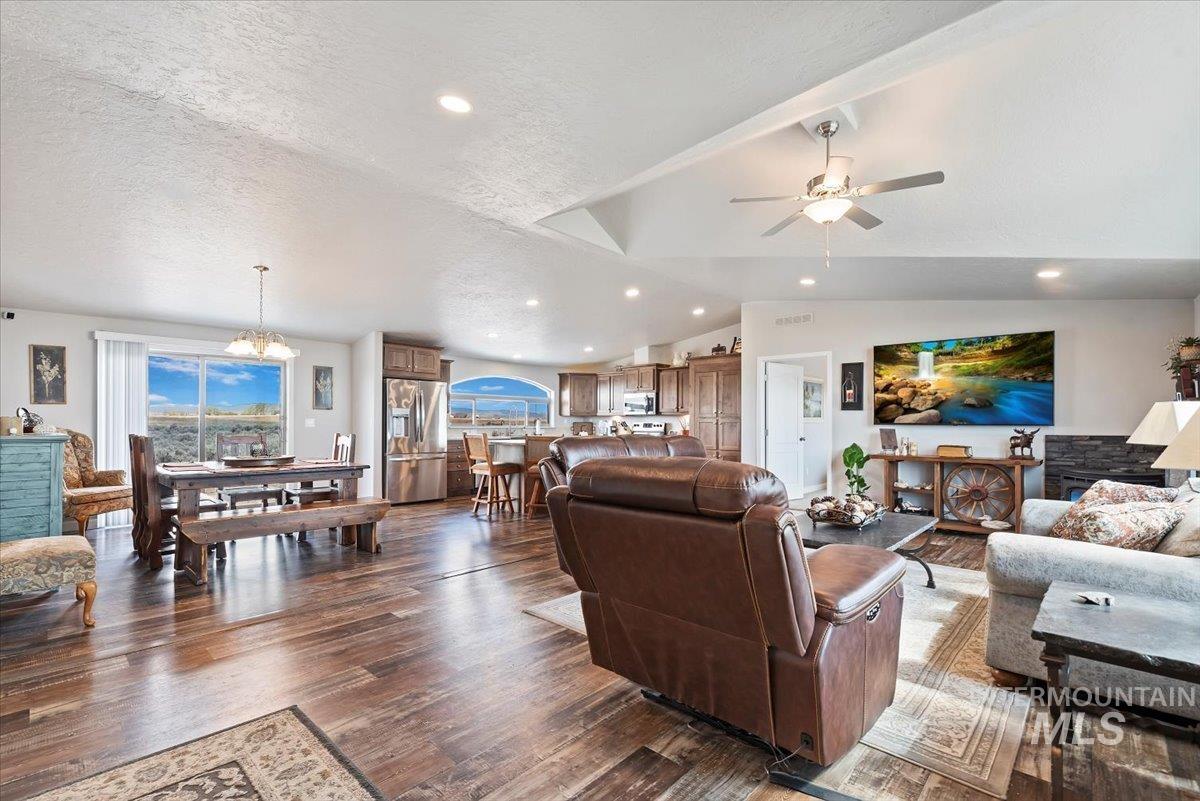 Boise, Idaho, 83716, United States, 4 Bedrooms Bedrooms, ,2 BathroomsBathrooms,Residential,For Sale,1990329