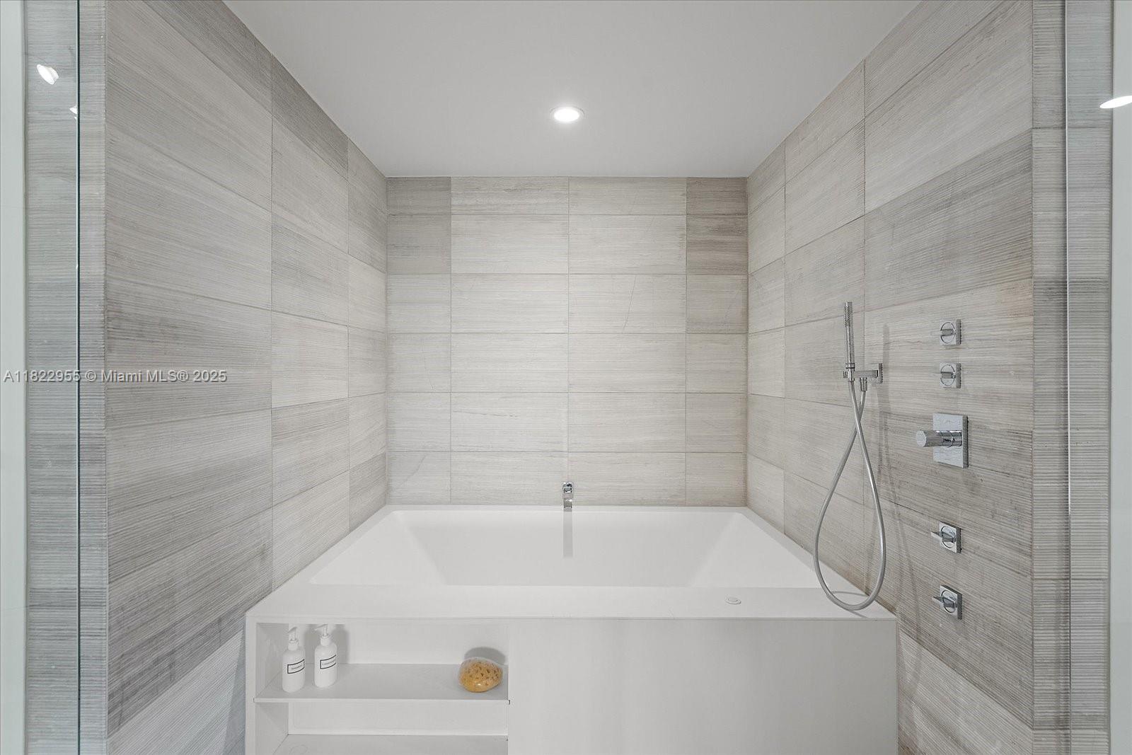 Miami Beach, Florida, 33140, United States, 4 Bedrooms Bedrooms, ,5 BathroomsBathrooms,Residential,For Sale,1949719