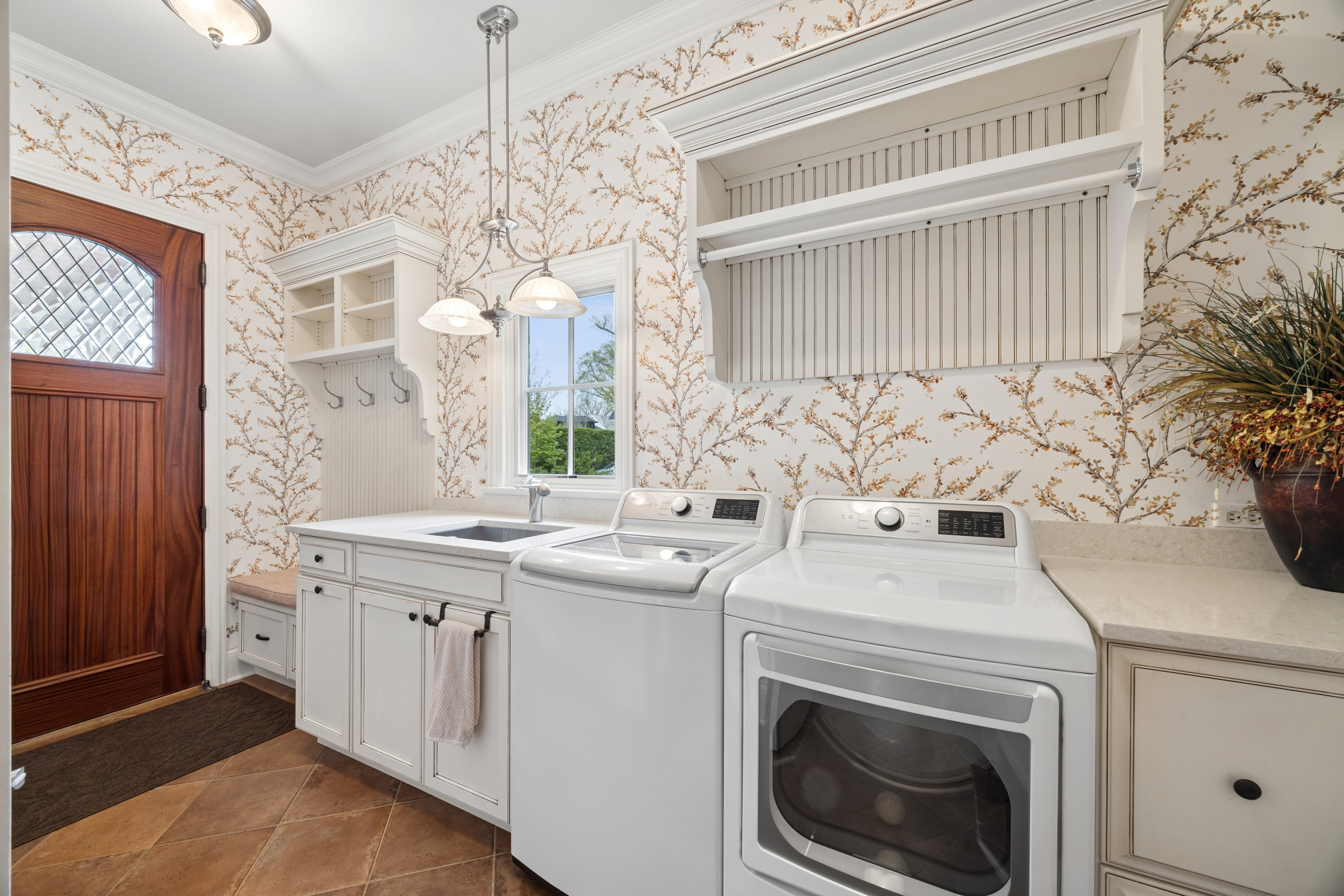  Impressive Cedar and Sstone Home in A+ Sought After Location - 物件實景