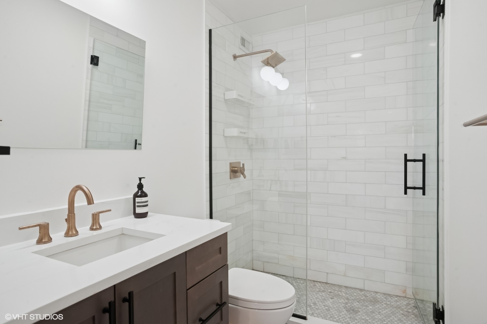 Chicago, Illinois, 60610, United States, 2 Bedrooms Bedrooms, ,2 BathroomsBathrooms,Residential,For Sale,1927209