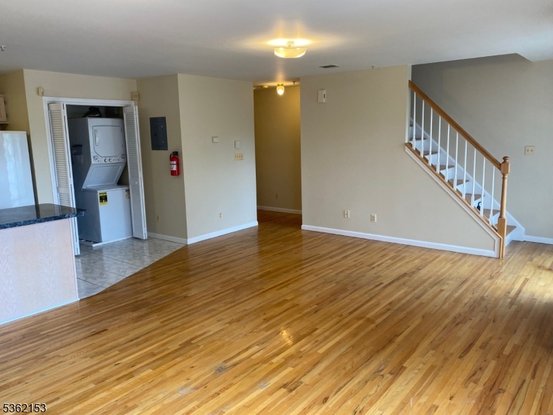 Newark City, New Jersey, 07105, United States, 2 Bedrooms Bedrooms, ,3 BathroomsBathrooms,Residential,For Sale,1849071