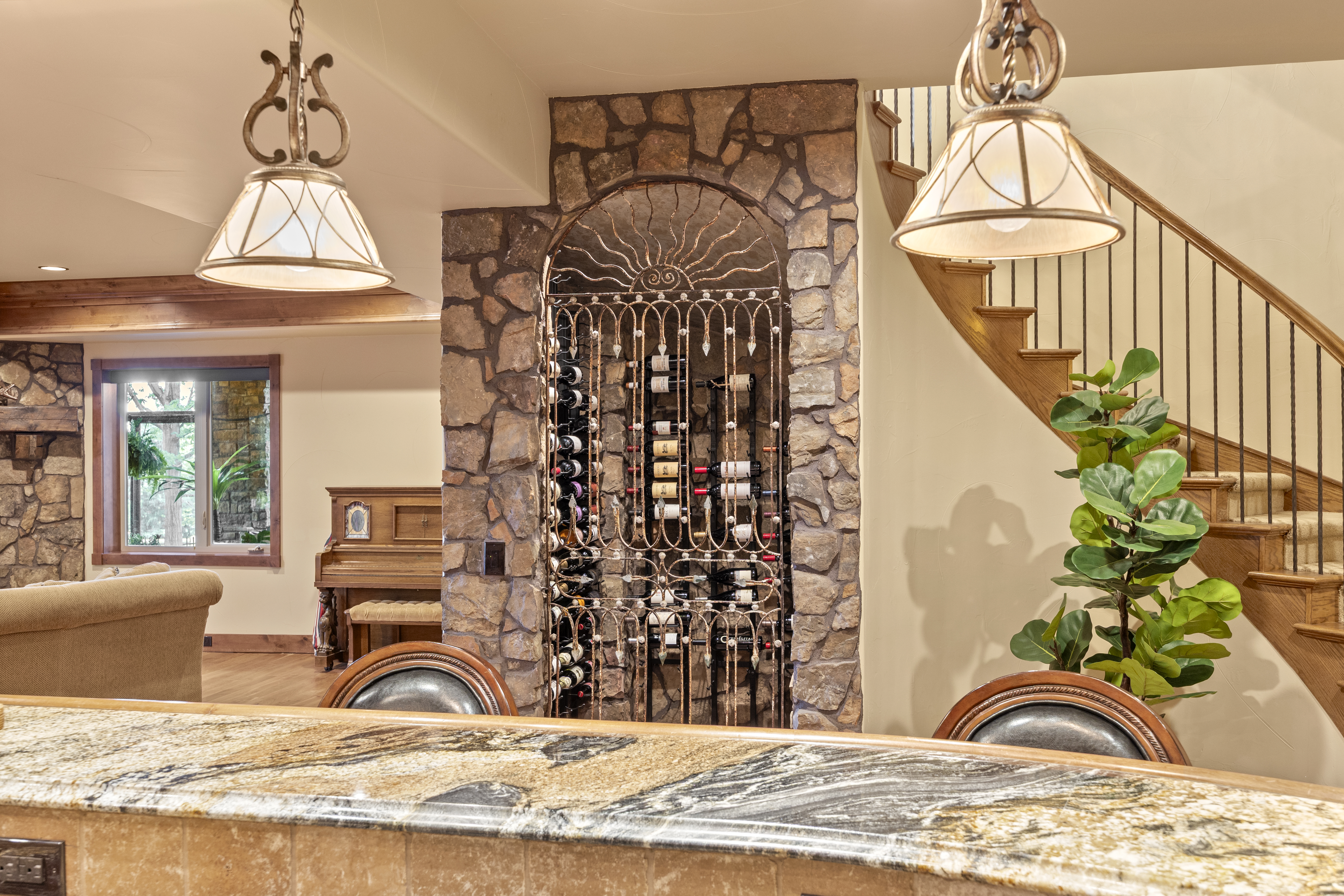  This Mountain Traditional residence is defined by its grand scale, - 物件實景