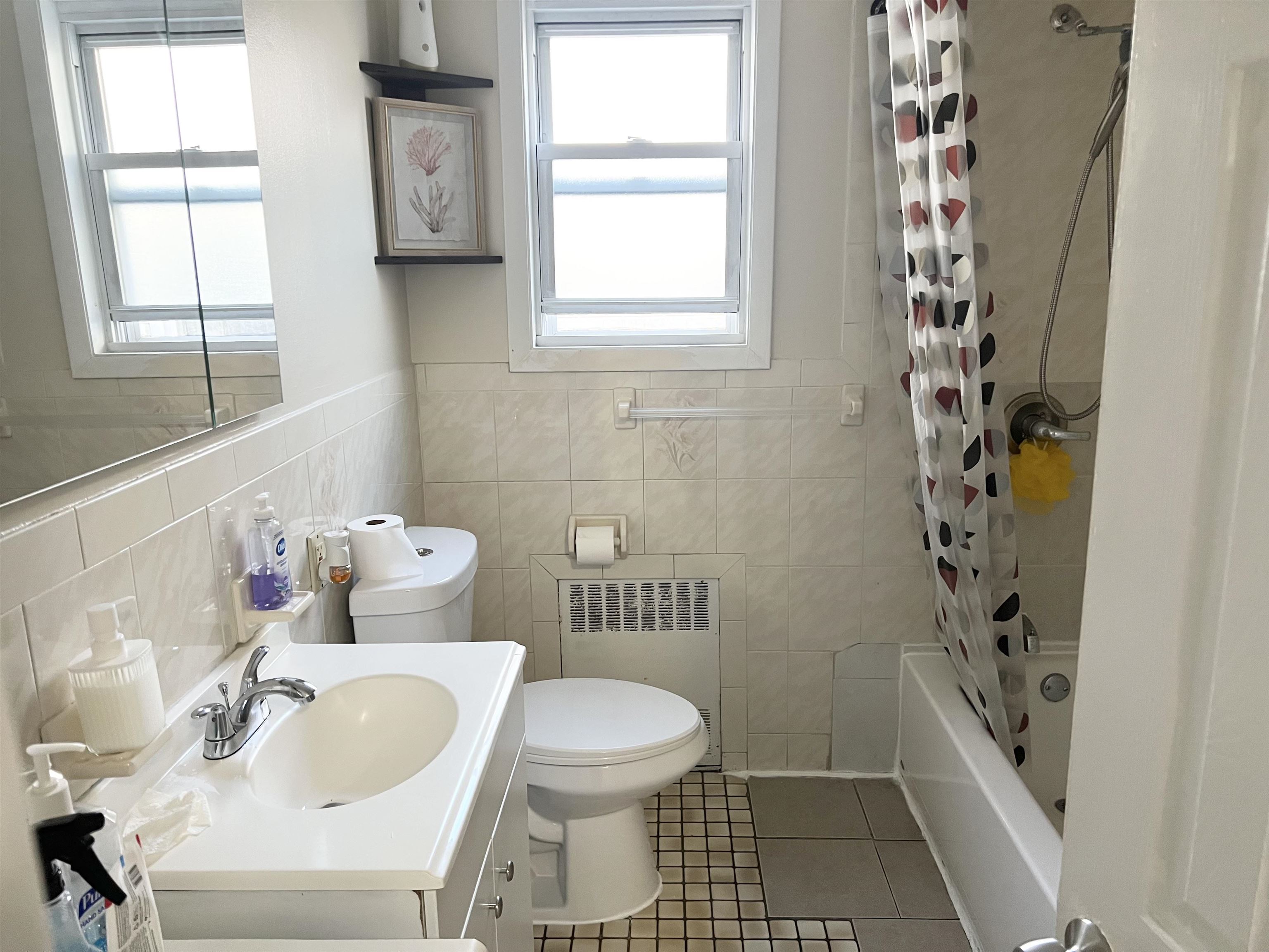 West New York, New Jersey, 07093, United States, 5 Bedrooms Bedrooms, ,2 BathroomsBathrooms,Residential,For Sale,1890881