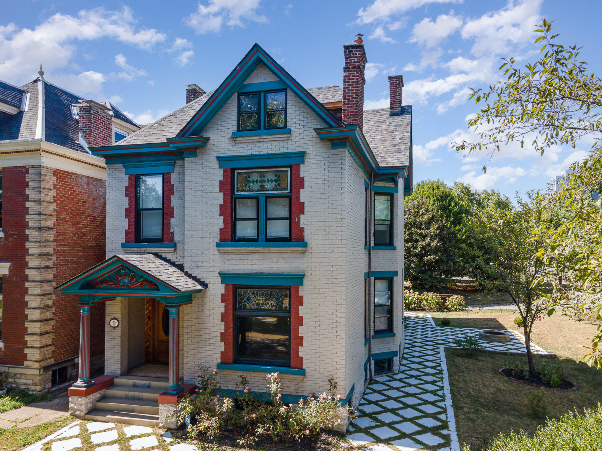 Newport, Kentucky, 41071, United States, 4 Bedrooms Bedrooms, ,4 BathroomsBathrooms,Residential,For Sale,1915092