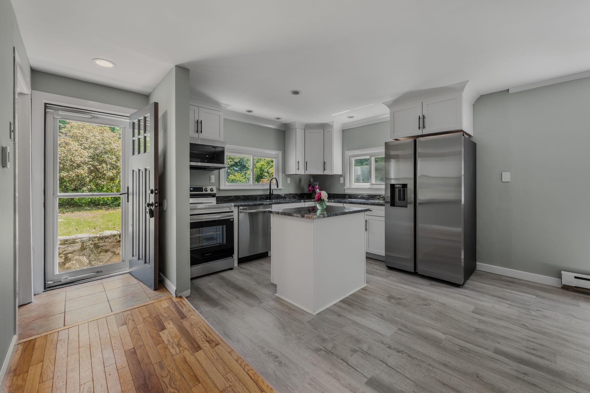  Find privacy and charm in this beautifully updated Waterford home. - 物件實景